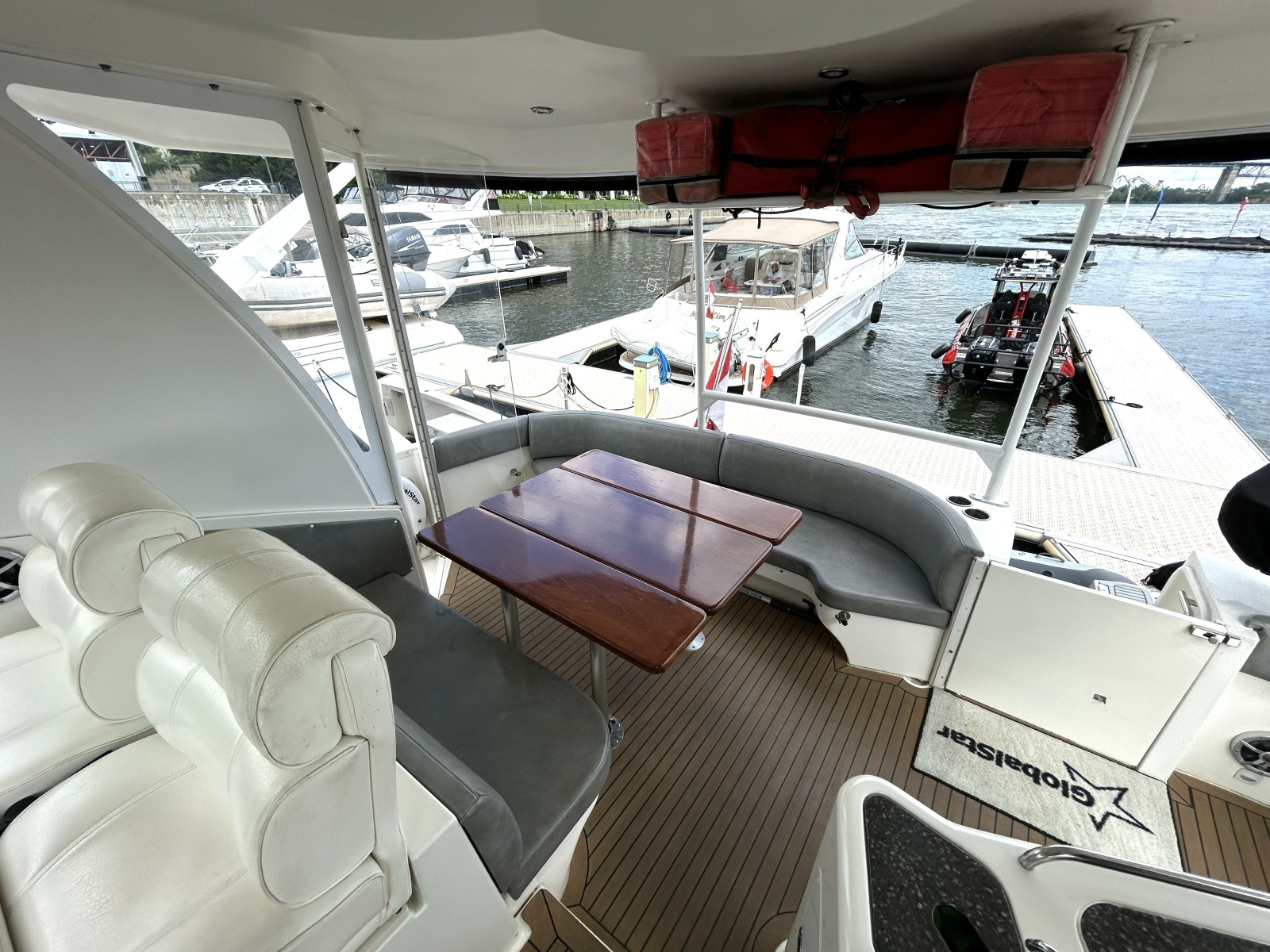 2007 Cruisers Yachts 455