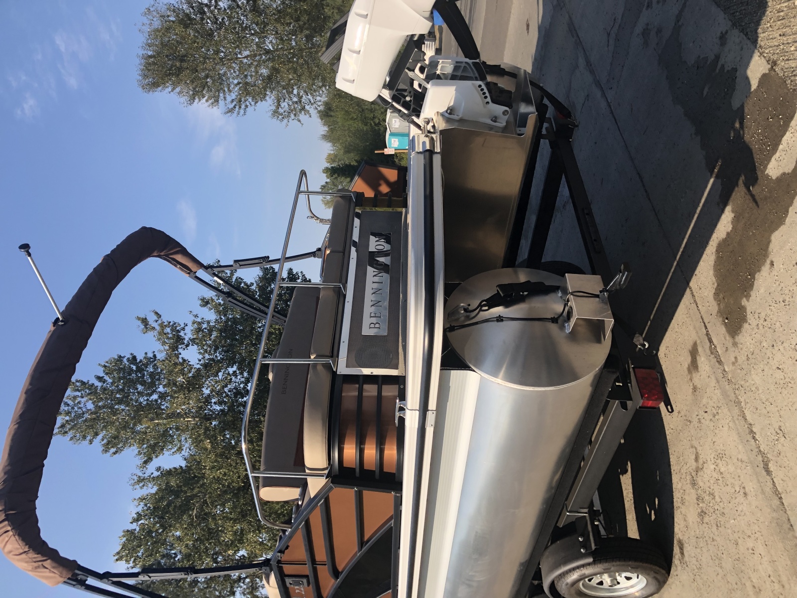 2023 Bennington 22 LSB