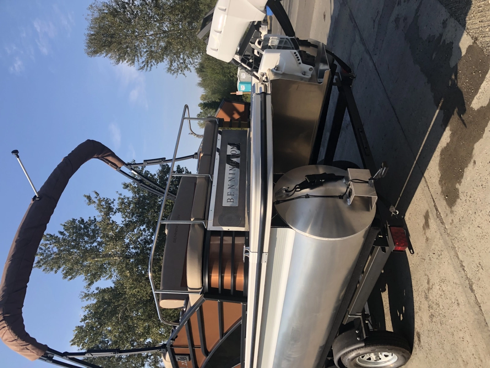 2023 Bennington 22 LSB