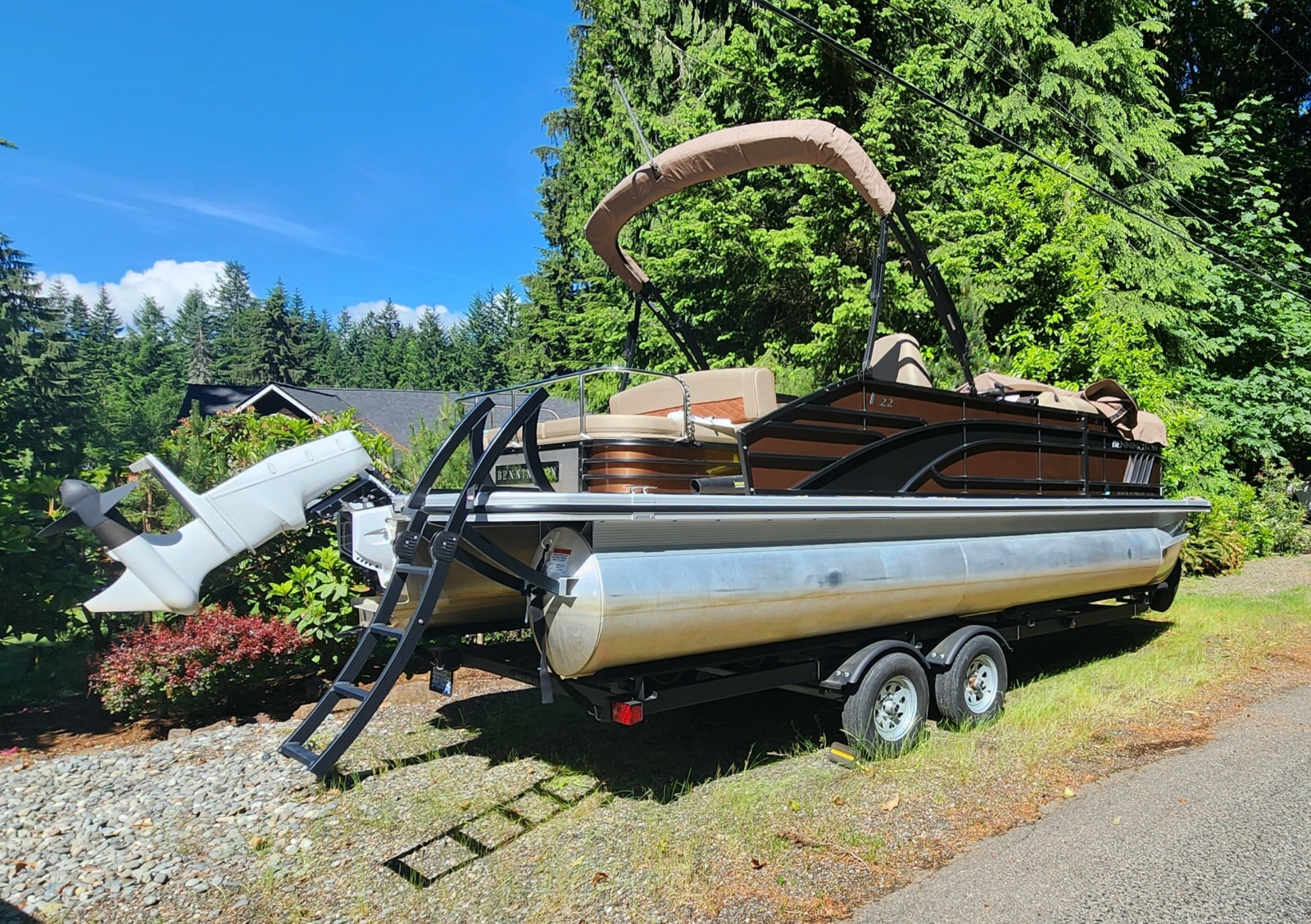 2023 Bennington 22 LSB