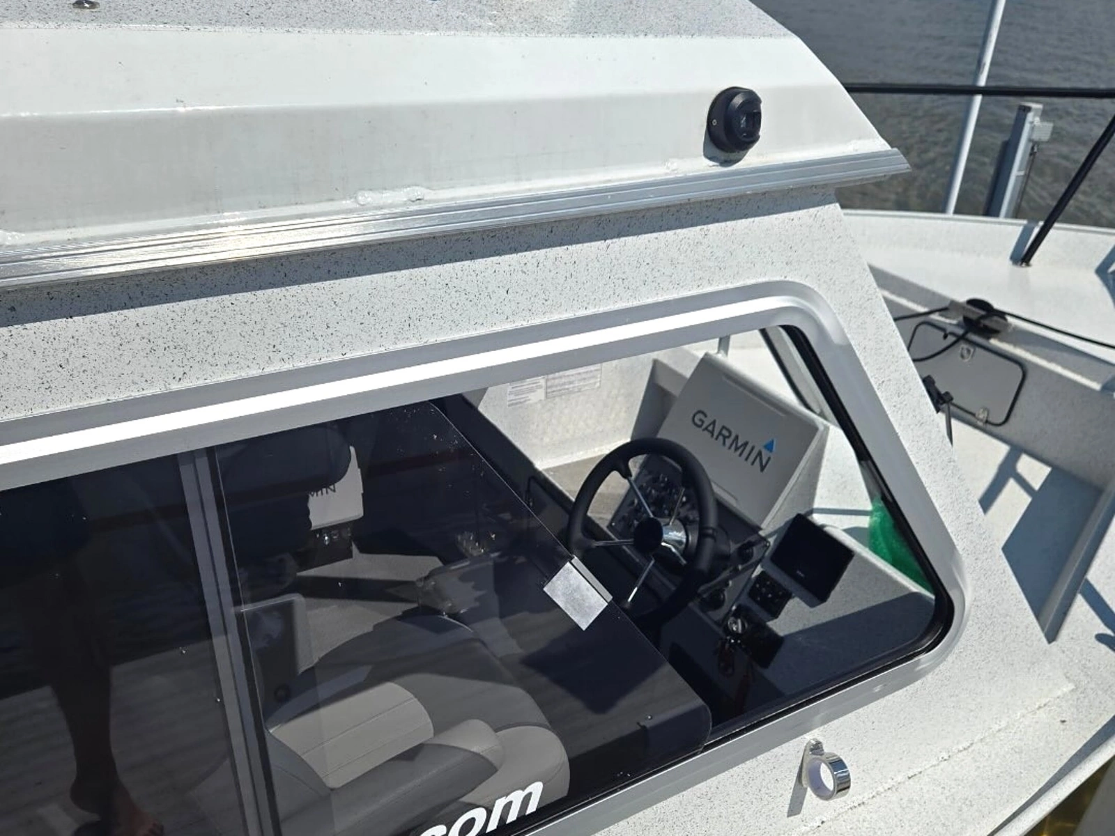 2024 KingFisher 2425 Escape HT
