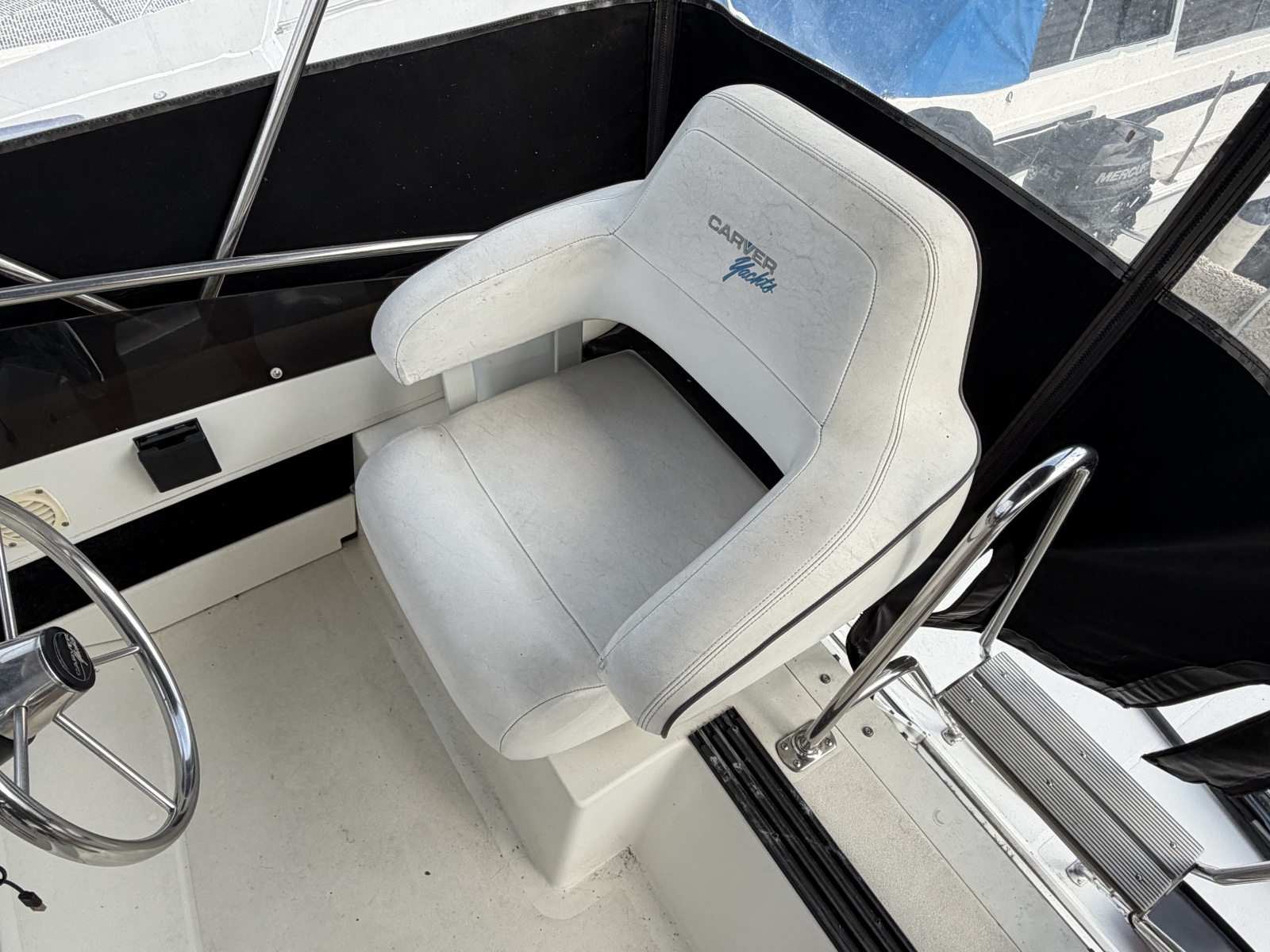 1996 Carver 325 Aft Cabin Motor Yacht