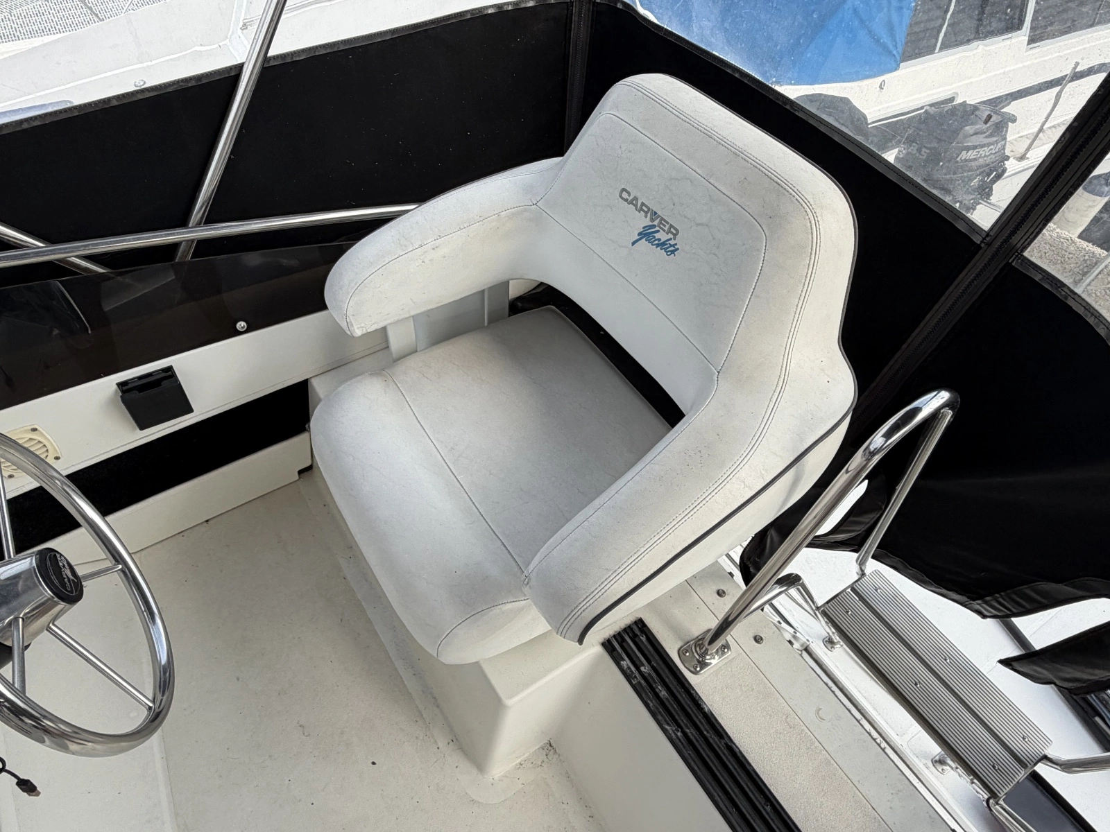 1996 Carver 325 Aft Cabin Motor Yacht
