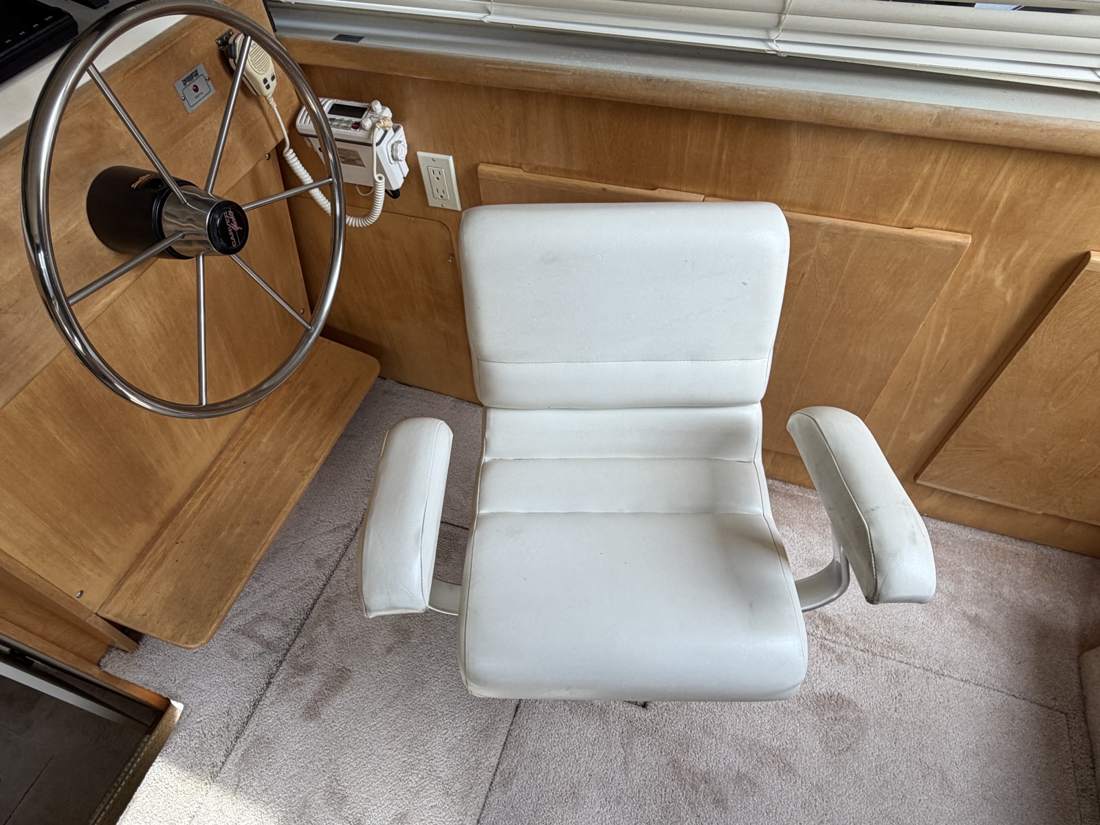 1996 Carver 325 Aft Cabin Motor Yacht