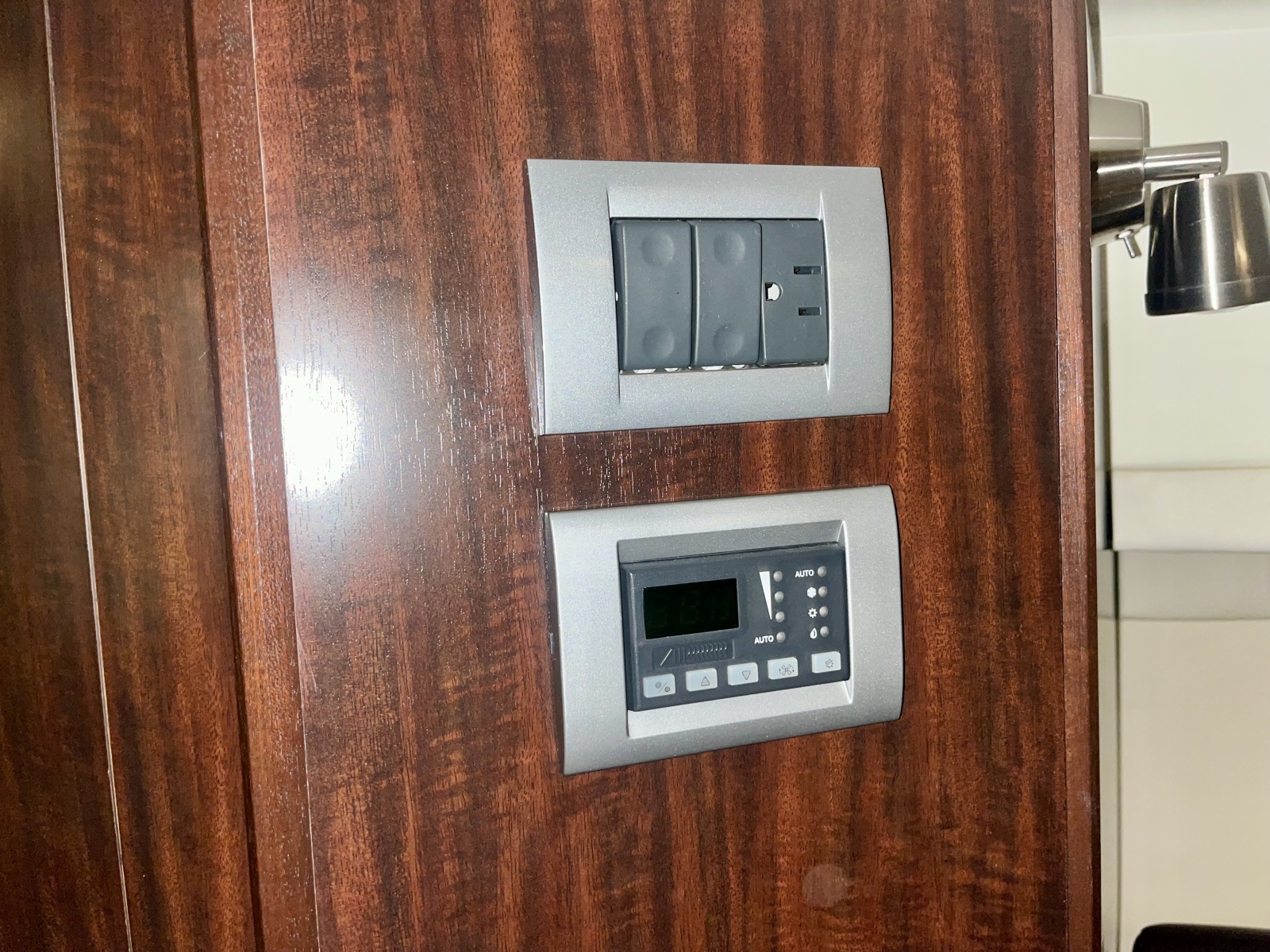 2012 Monterey 320 Sport Yacht 32