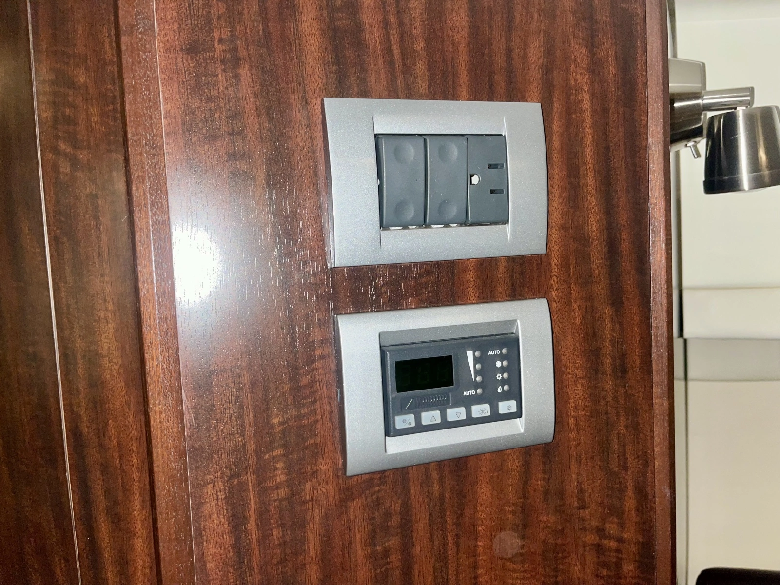 2012 Monterey 320 Sport Yacht 32
