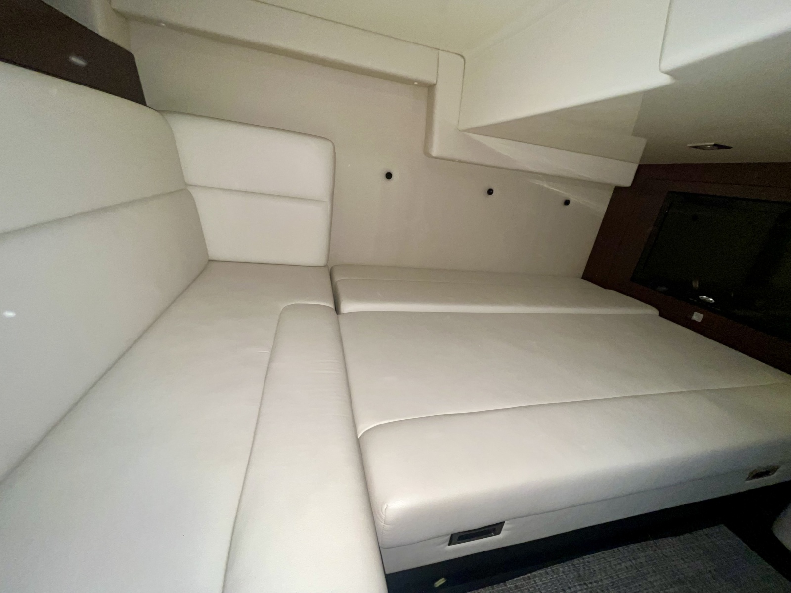 2012 Monterey 320 Sport Yacht 32