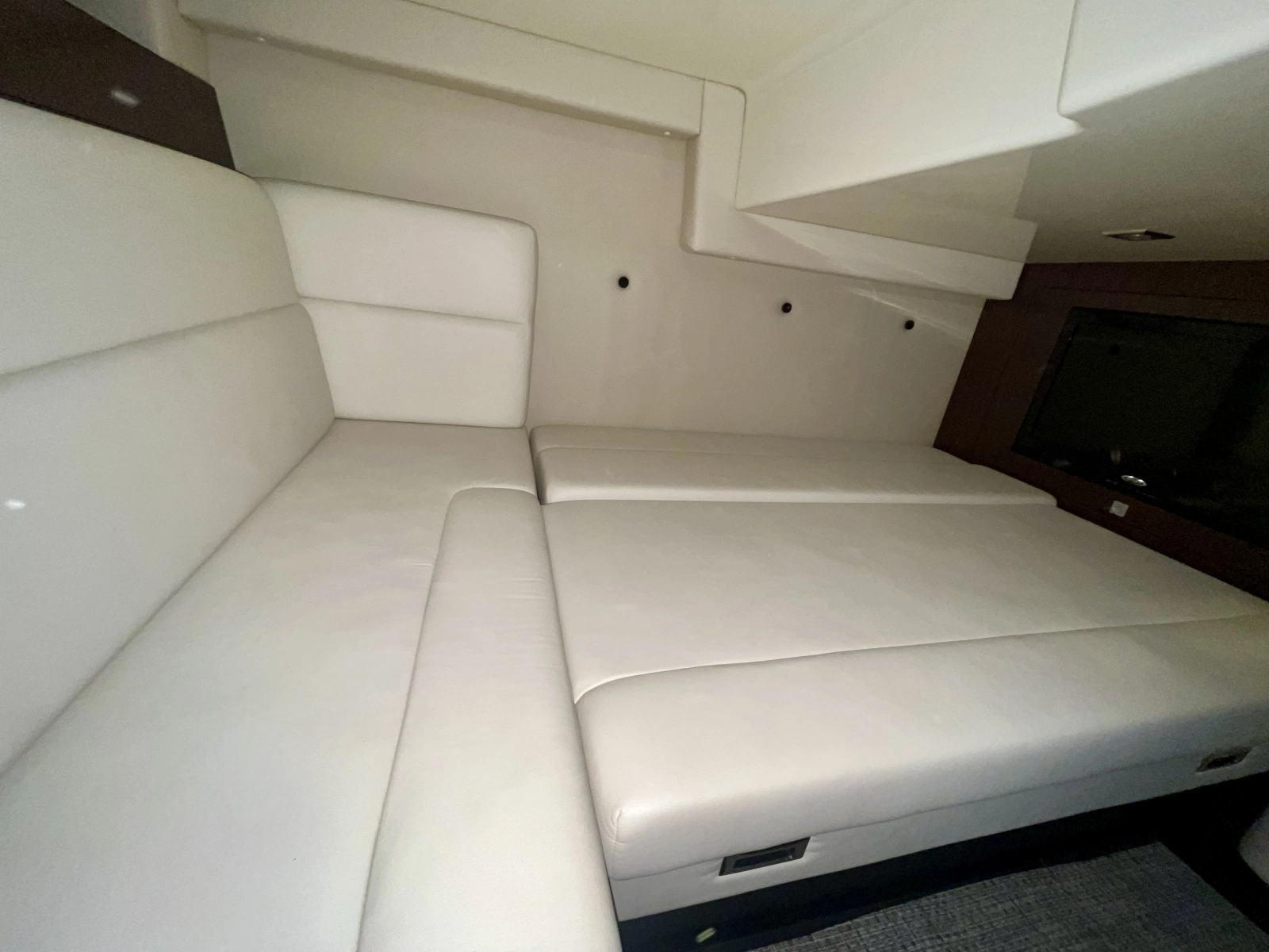2012 Monterey 320 Sport Yacht 32
