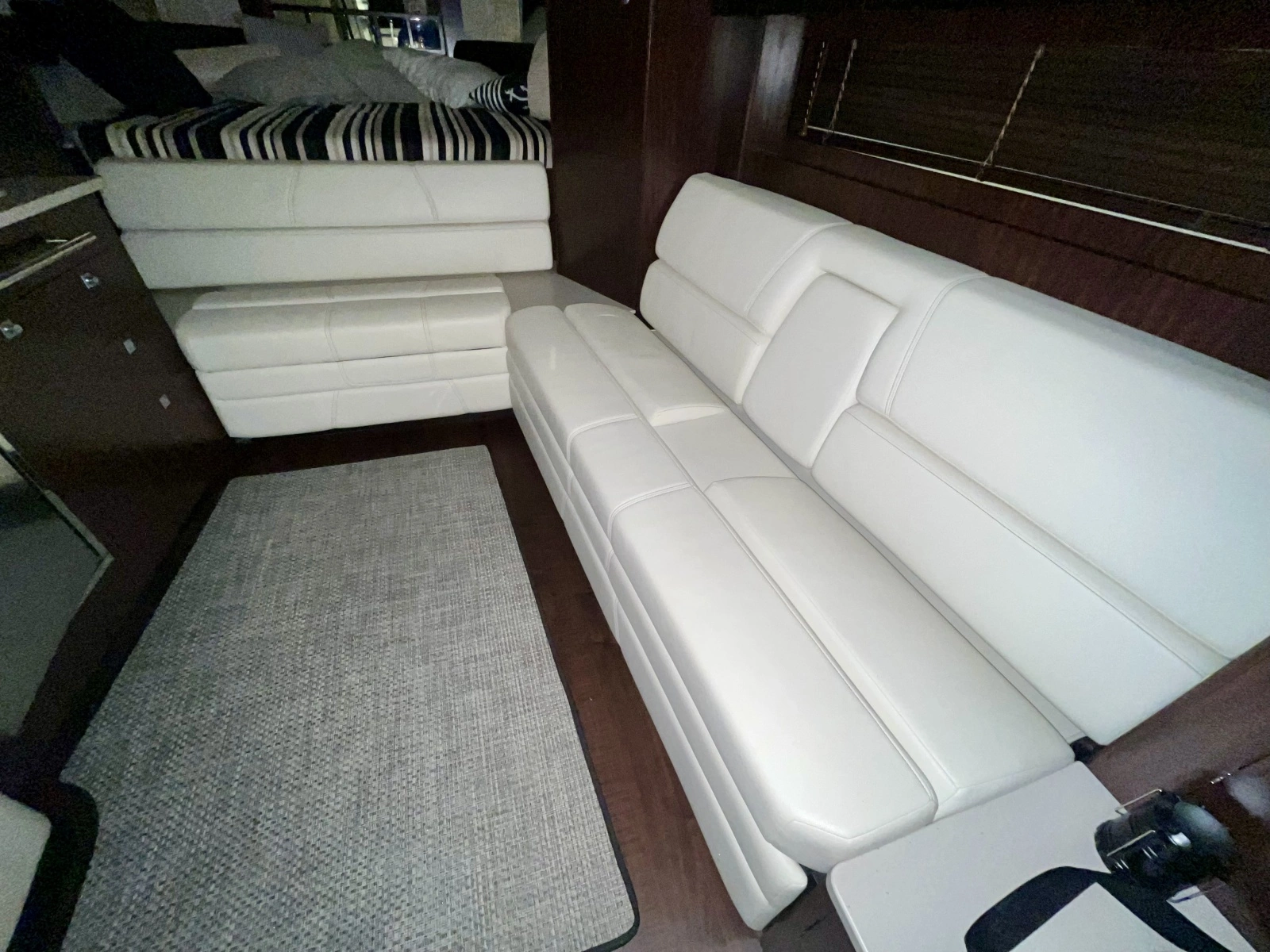 2012 Monterey 320 Sport Yacht 32