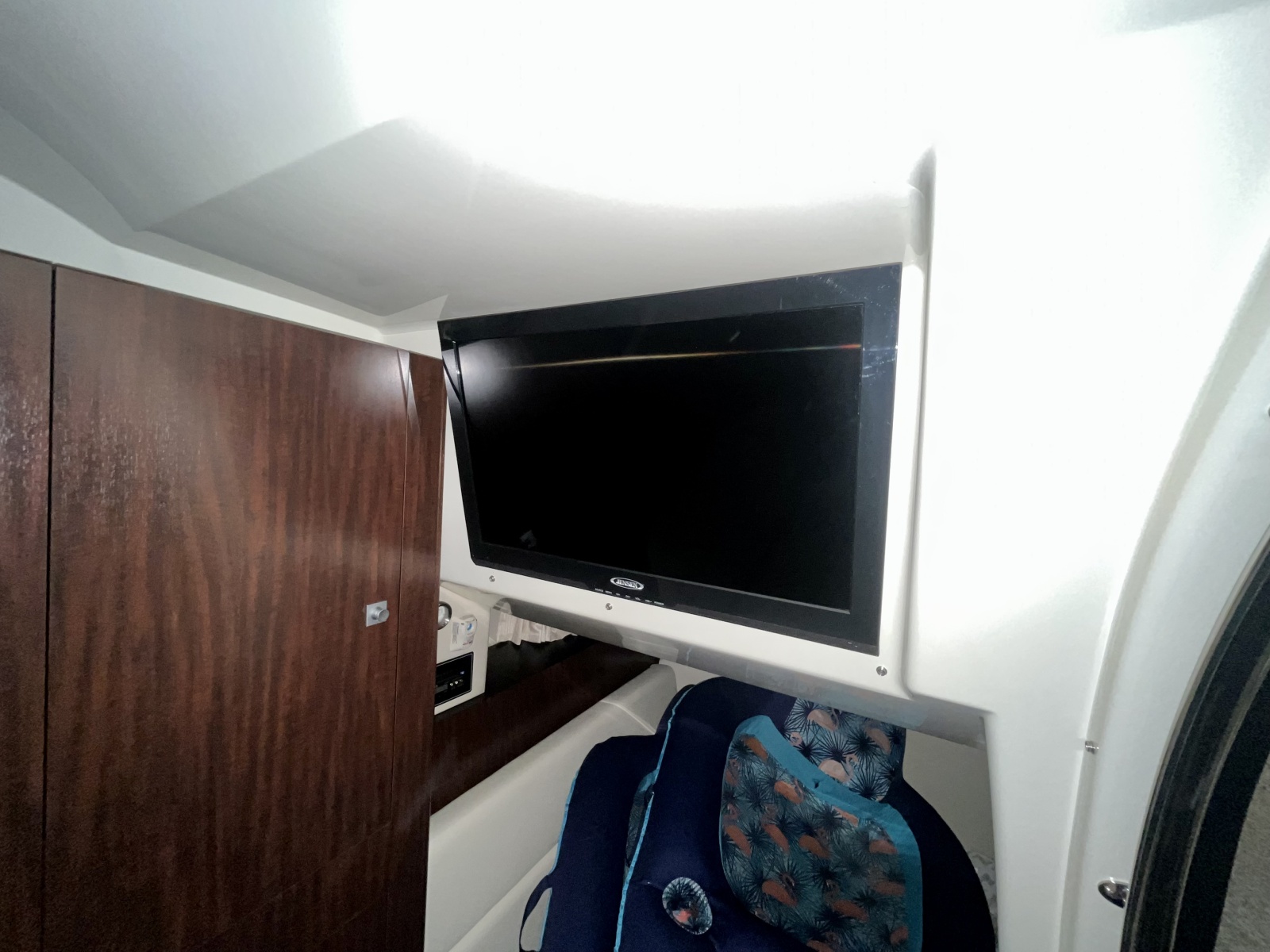 2012 Monterey 320 Sport Yacht 32