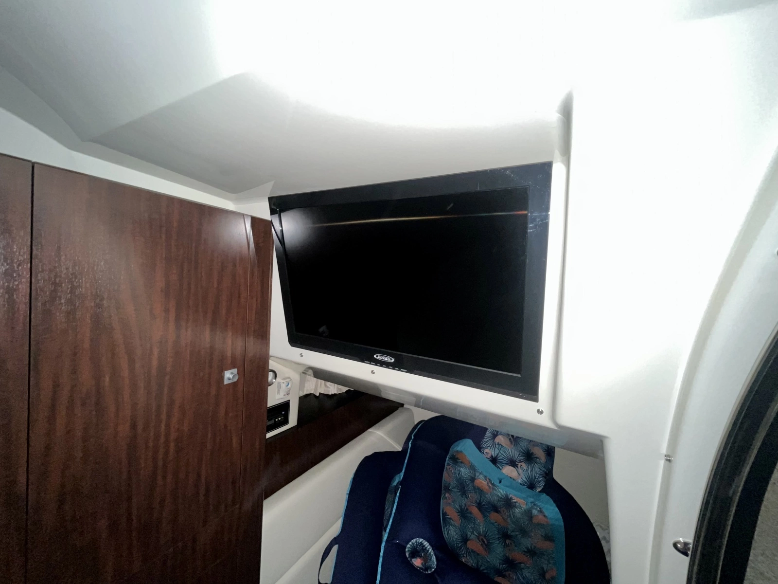 2012 Monterey 320 Sport Yacht 32