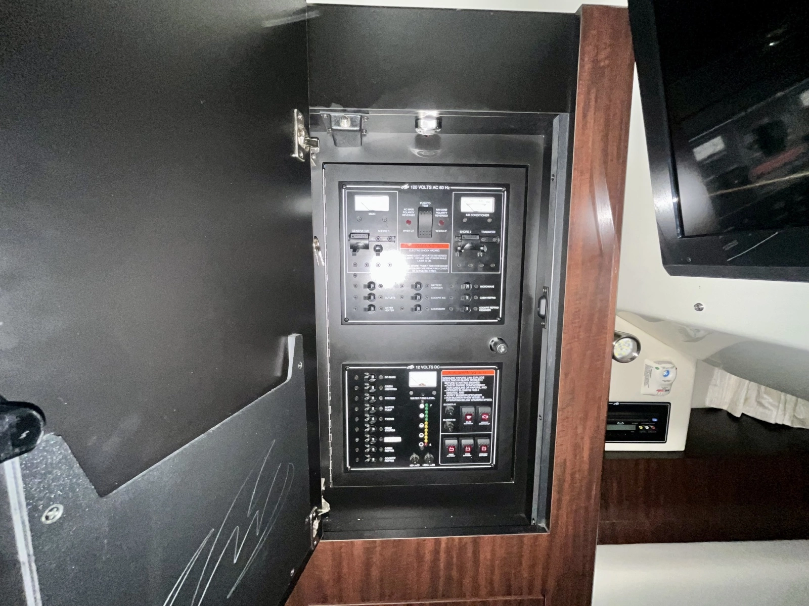 2012 Monterey 320 Sport Yacht 32
