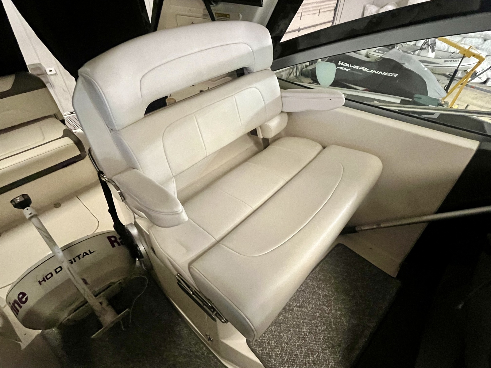 2012 Monterey 320 Sport Yacht 32