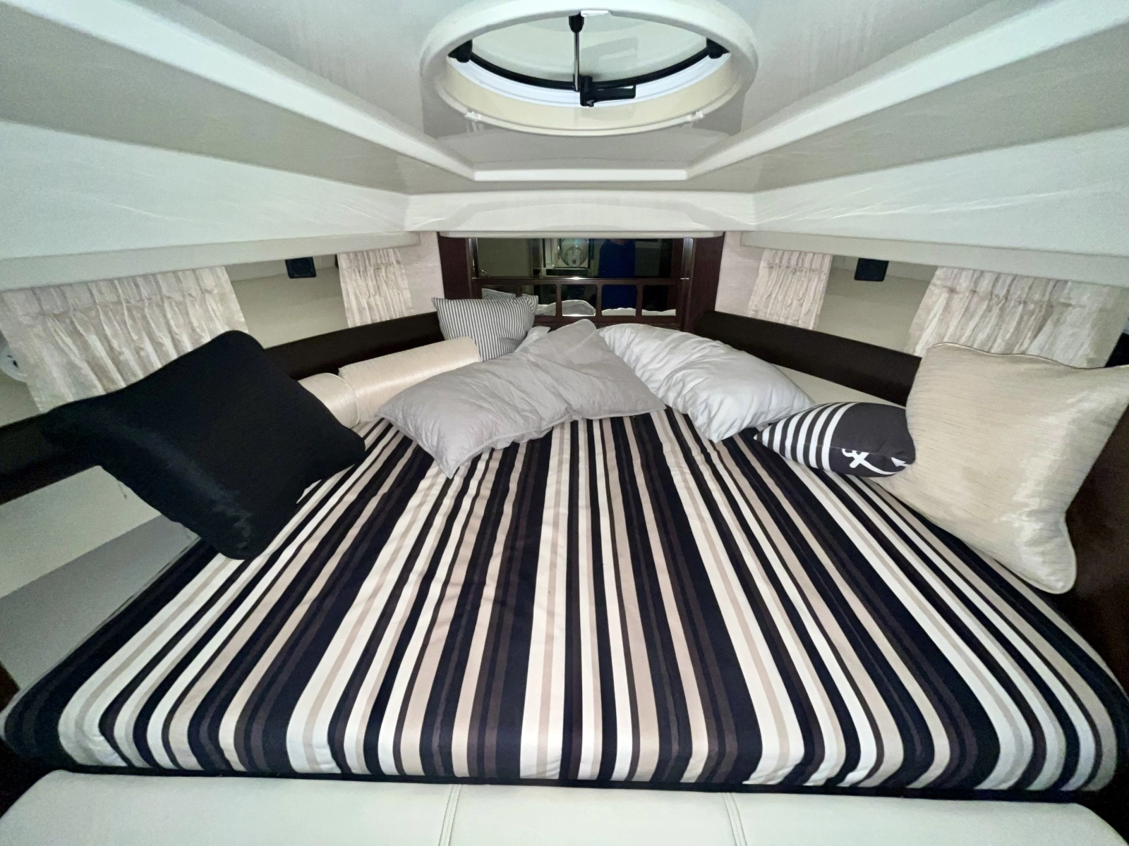 2012 Monterey 320 Sport Yacht 32