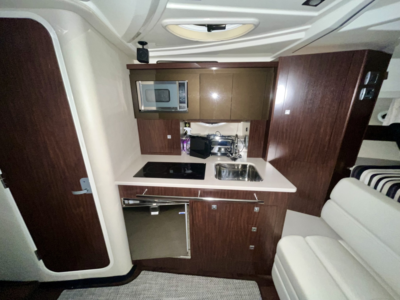 2012 Monterey 320 Sport Yacht 32