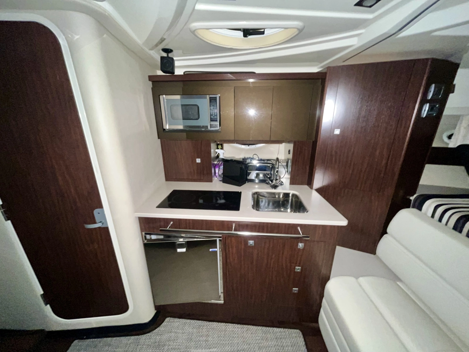 2012 Monterey 320 Sport Yacht 32