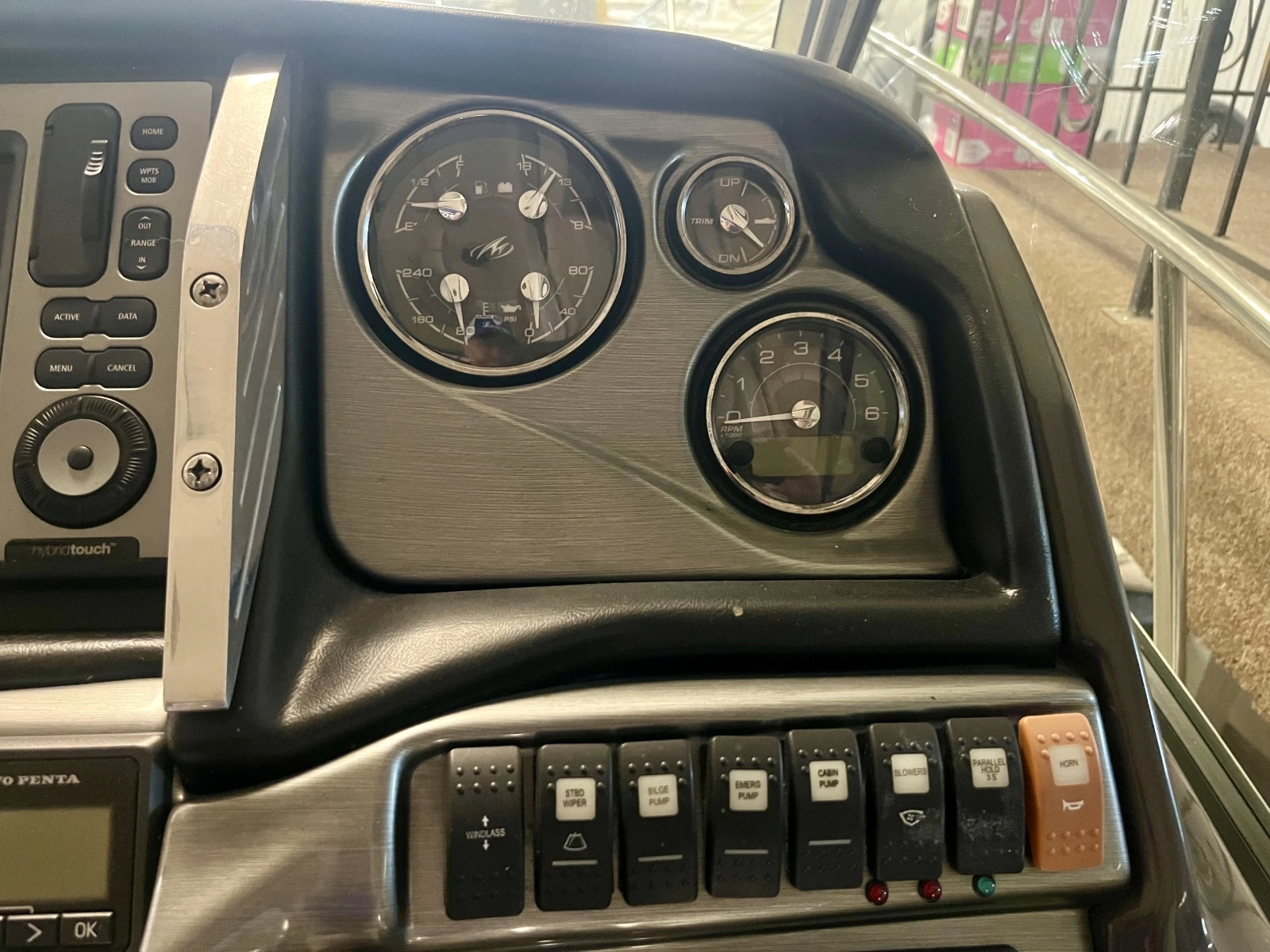 2012 Monterey 320 Sport Yacht 32