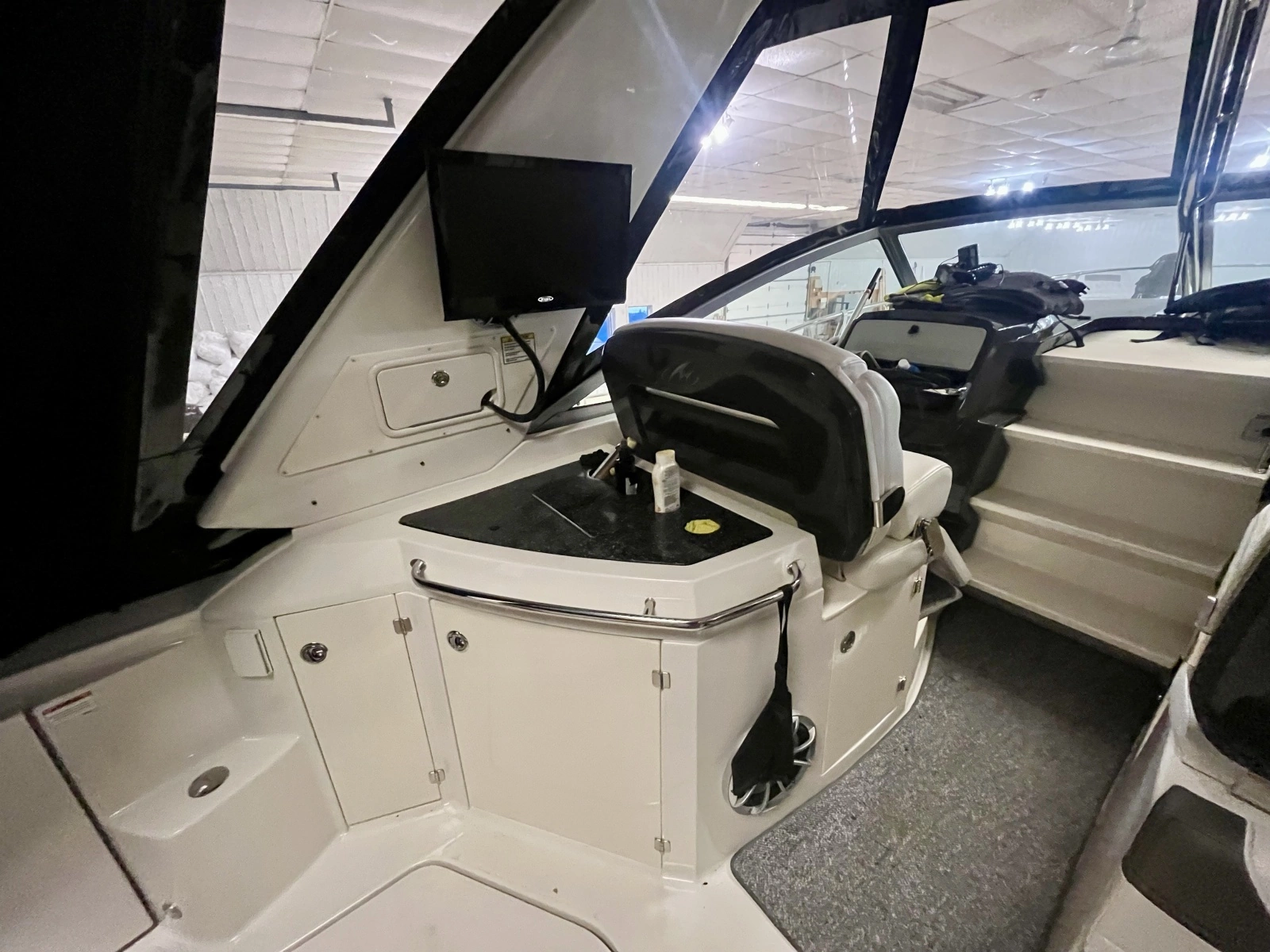 2012 Monterey 320 Sport Yacht 32