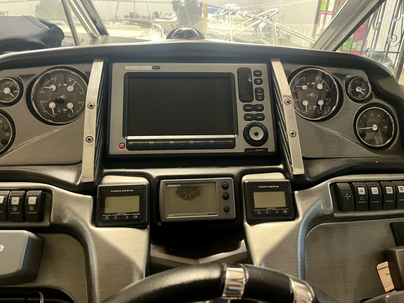 2012 Monterey 320 Sport Yacht 32