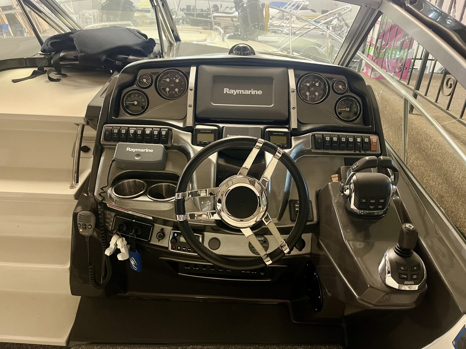 2012 Monterey 320 Sport Yacht 32