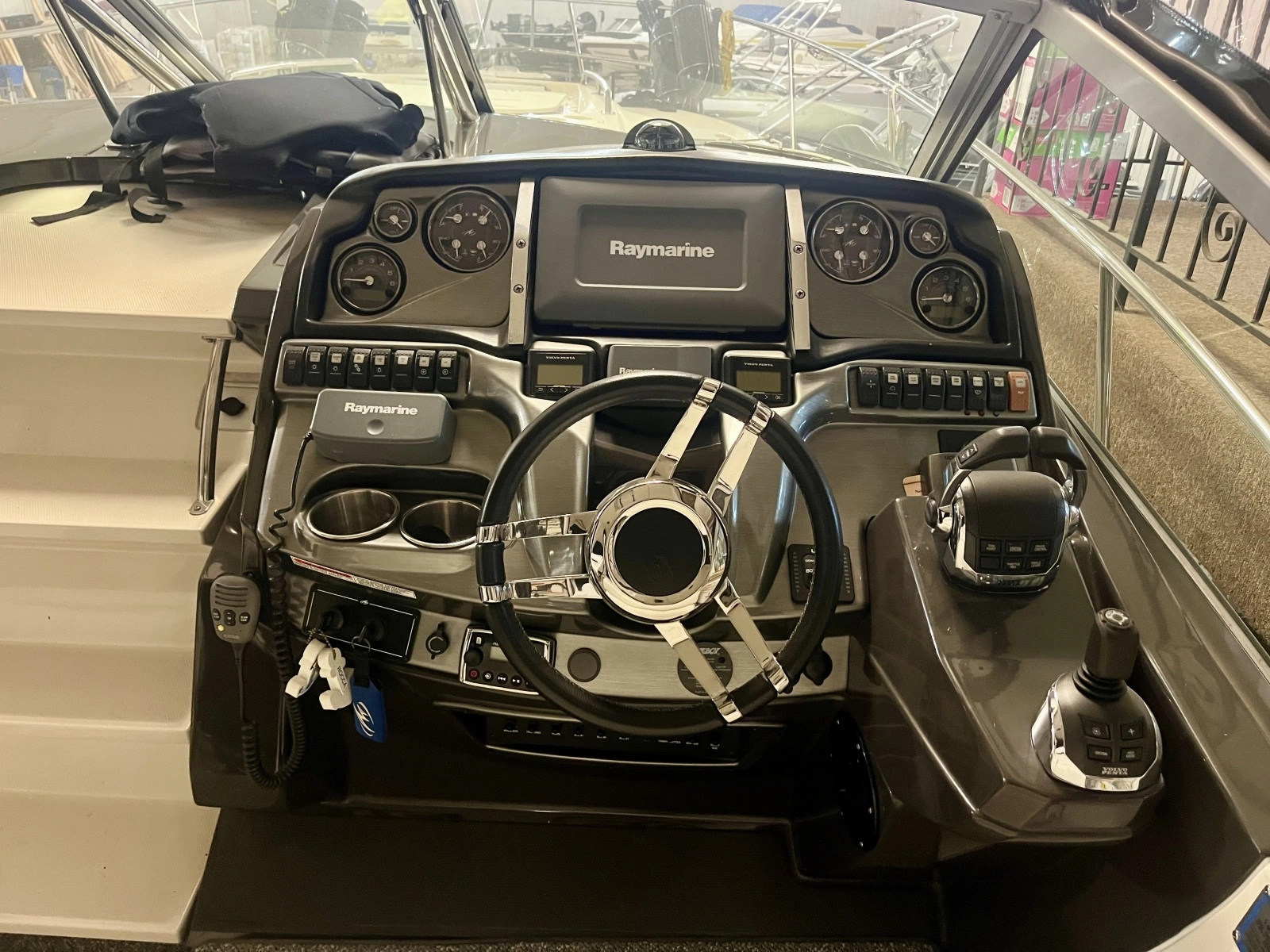 2012 Monterey 320 Sport Yacht 32