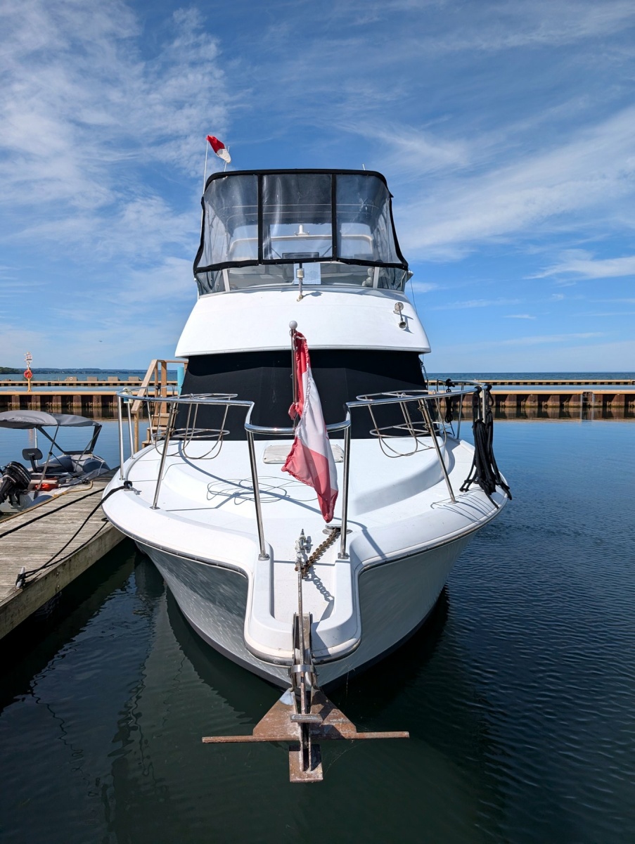 2001 Carver 326 Aft Cabin