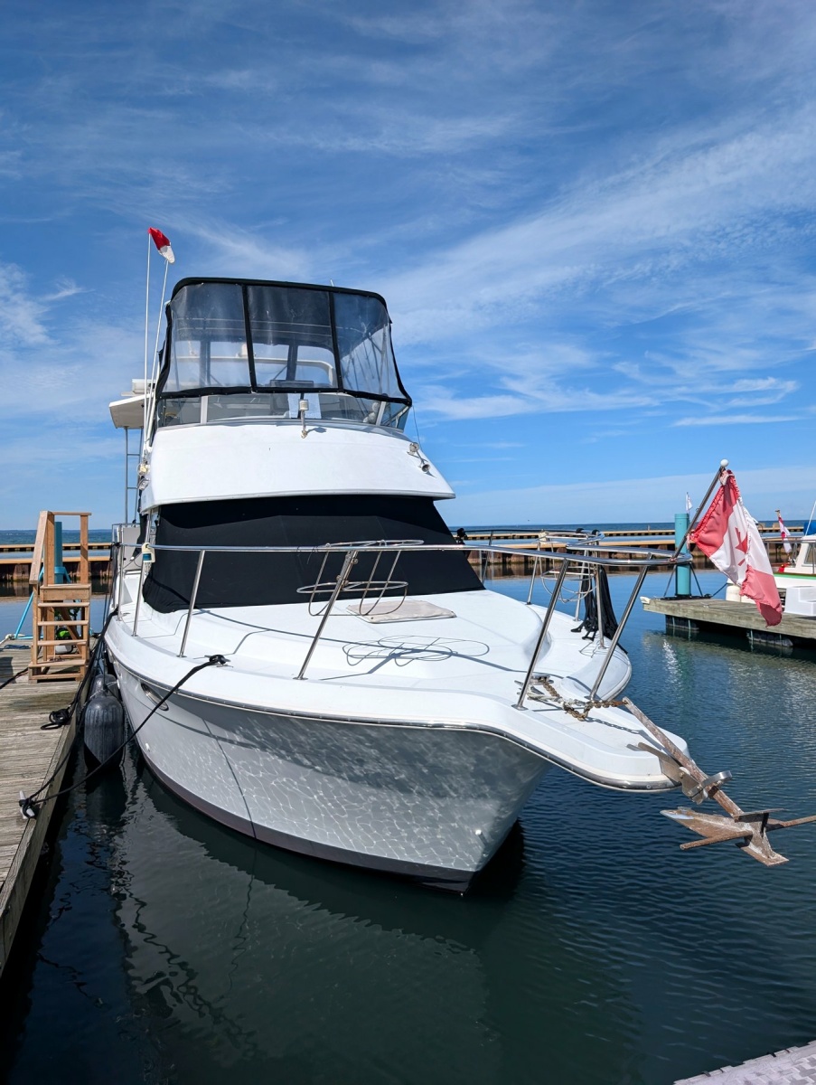 2001 Carver 326 Aft Cabin