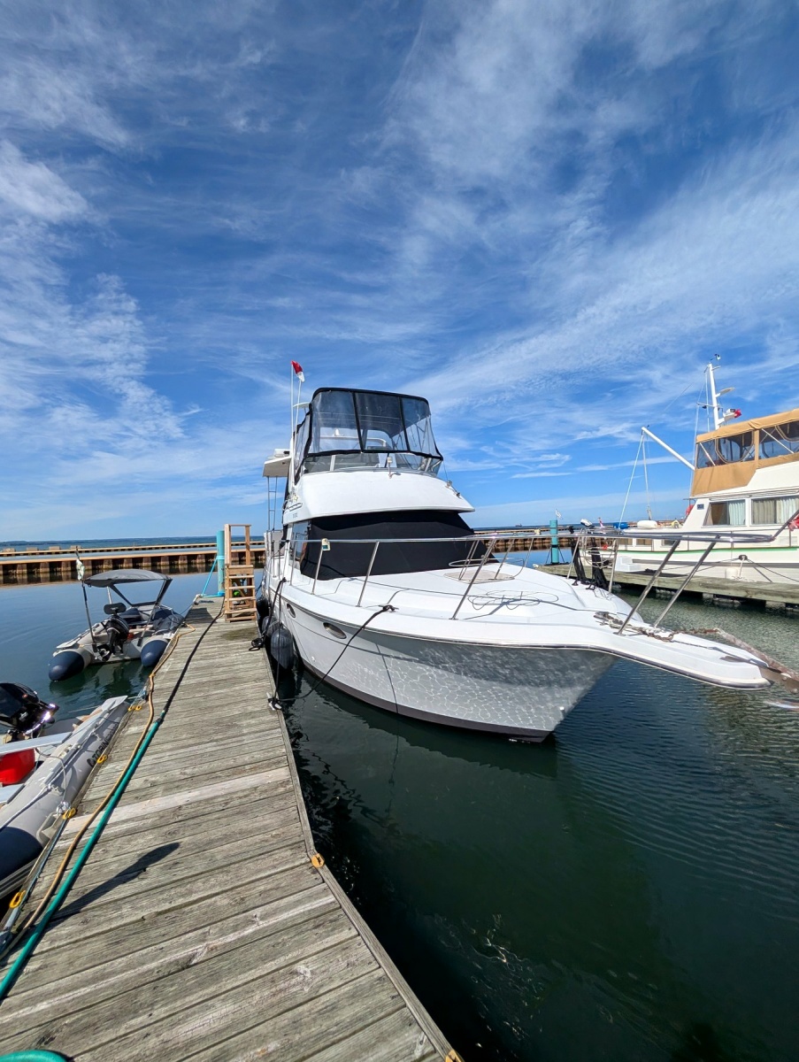 2001 Carver 326 Aft Cabin