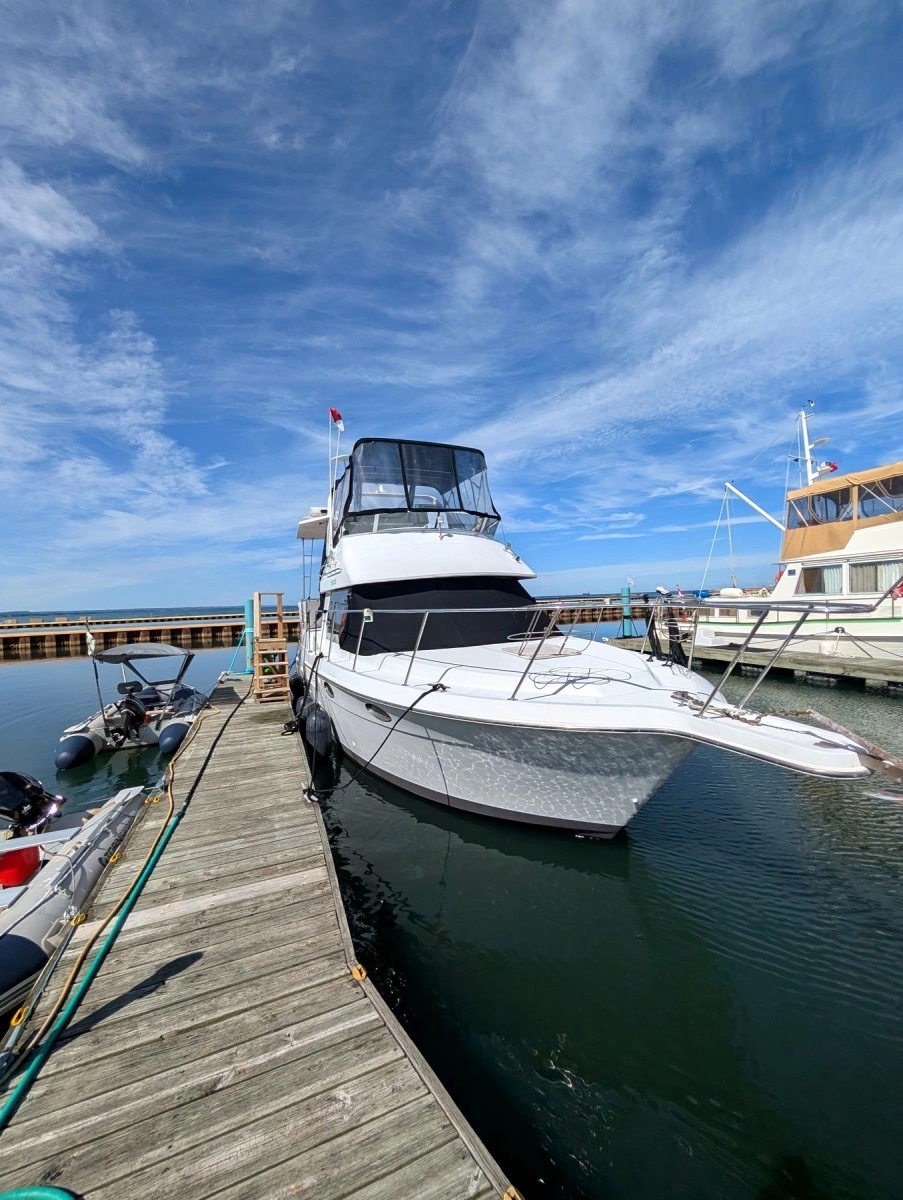 2001 Carver 326 Aft Cabin