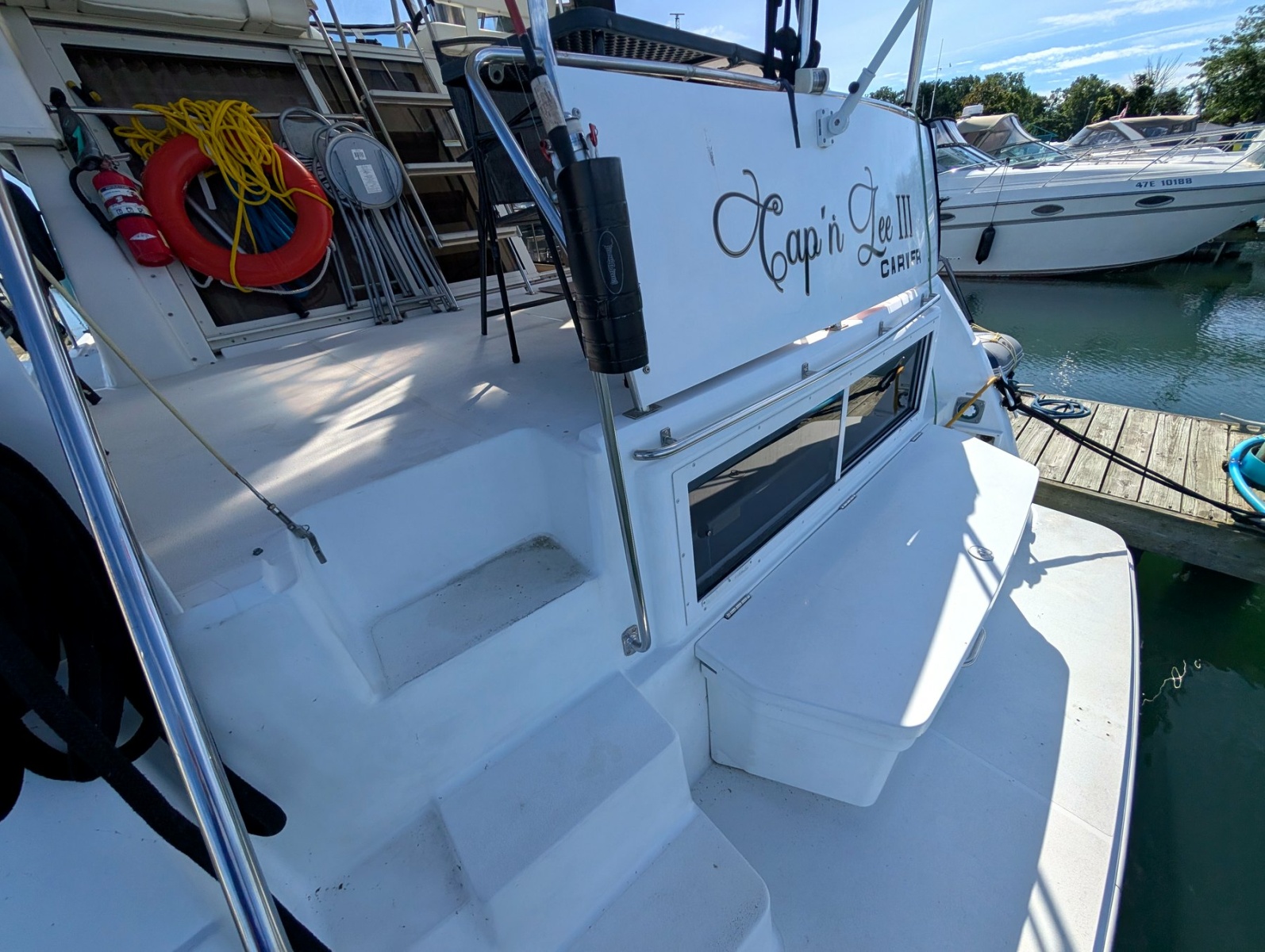 2001 Carver 326 Aft Cabin