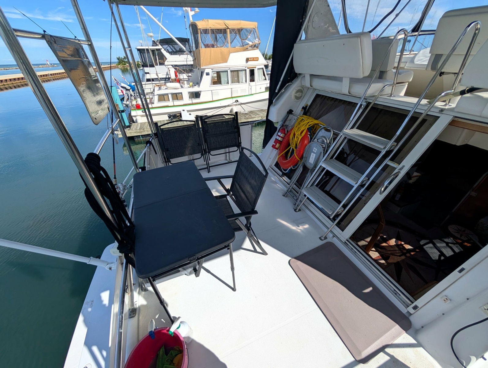 2001 Carver 326 Aft Cabin