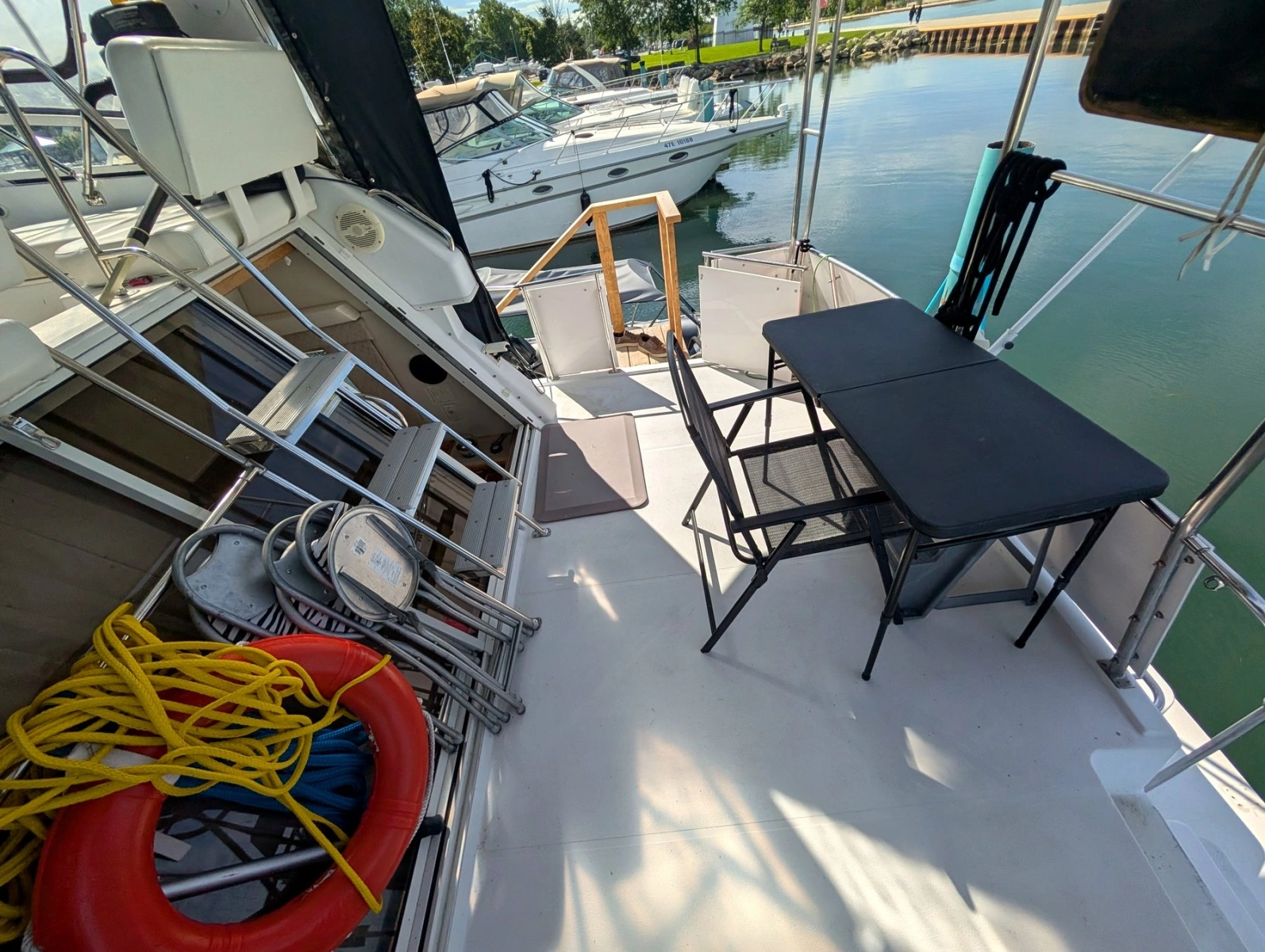 2001 Carver 326 Aft Cabin