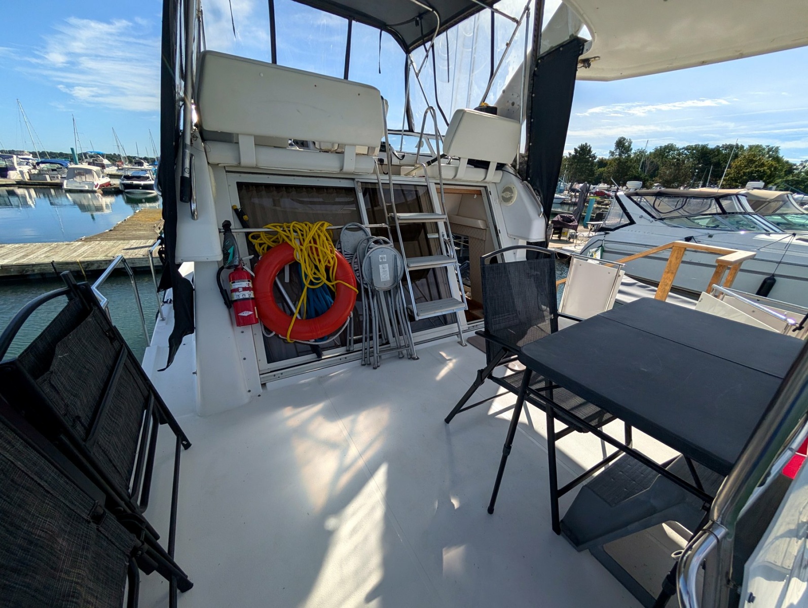 2001 Carver 326 Aft Cabin