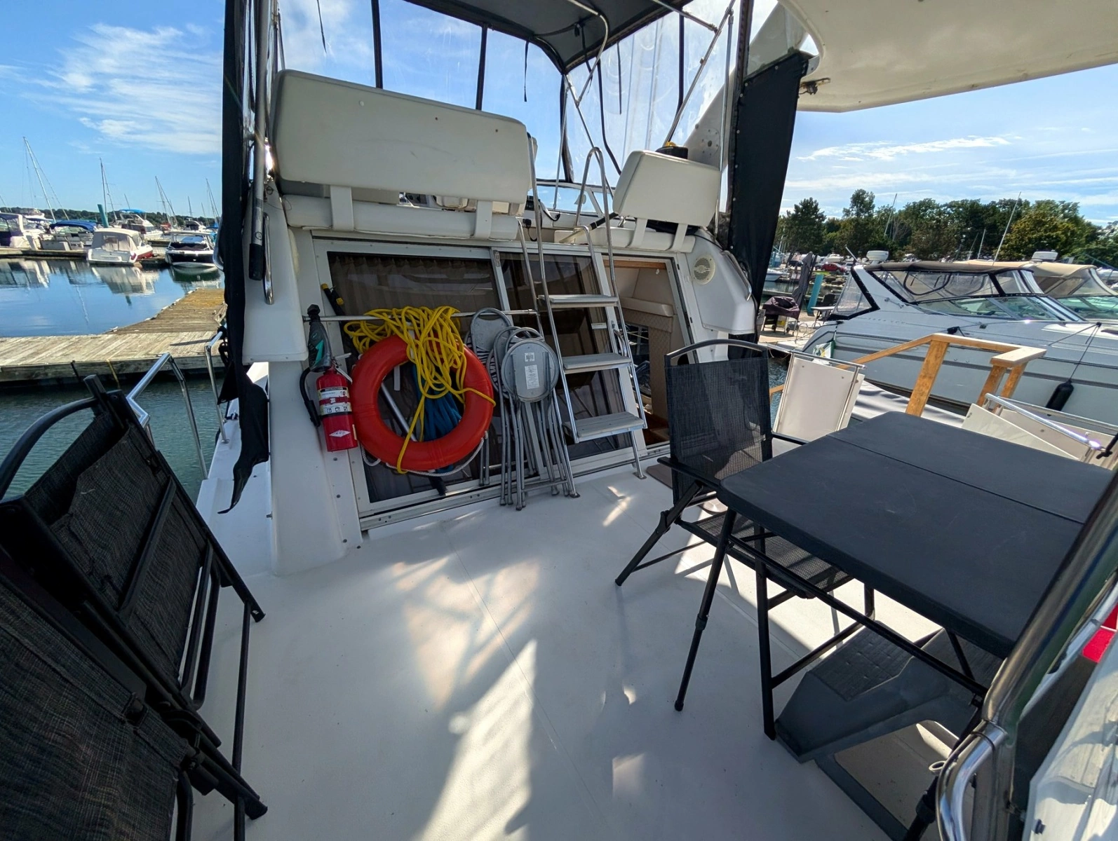2001 Carver 326 Aft Cabin