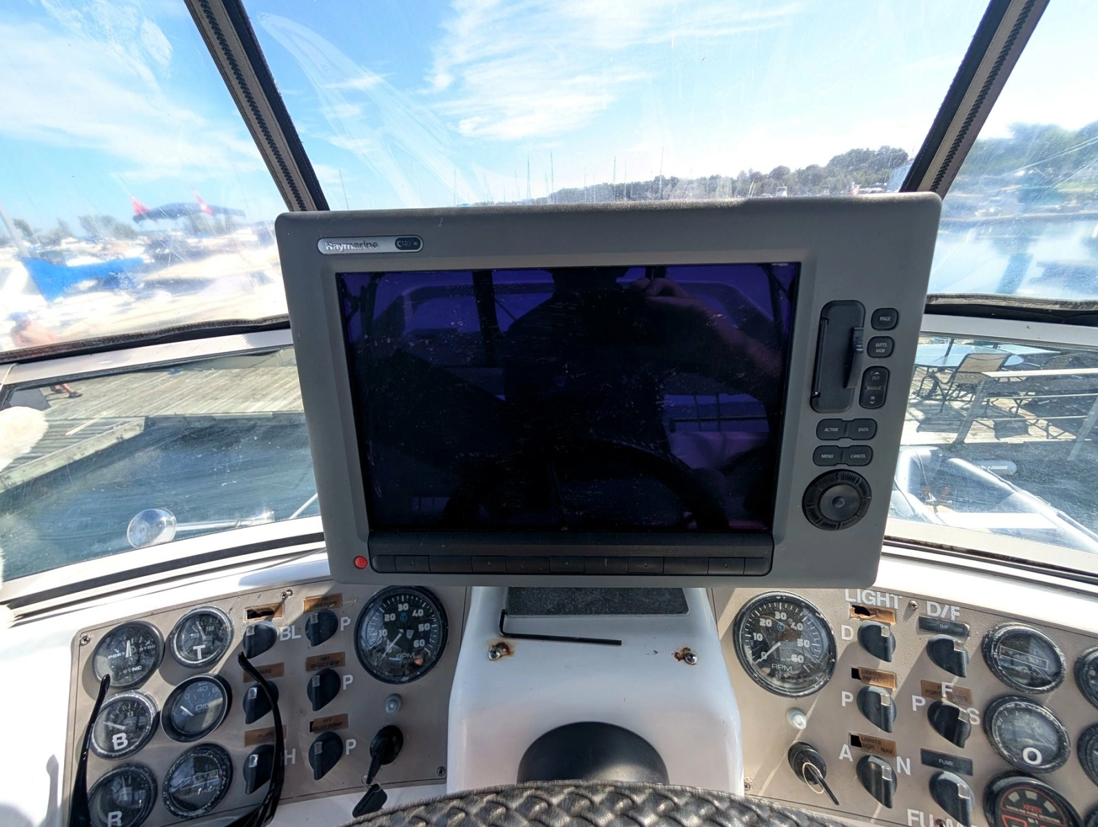 2001 Carver 326 Aft Cabin