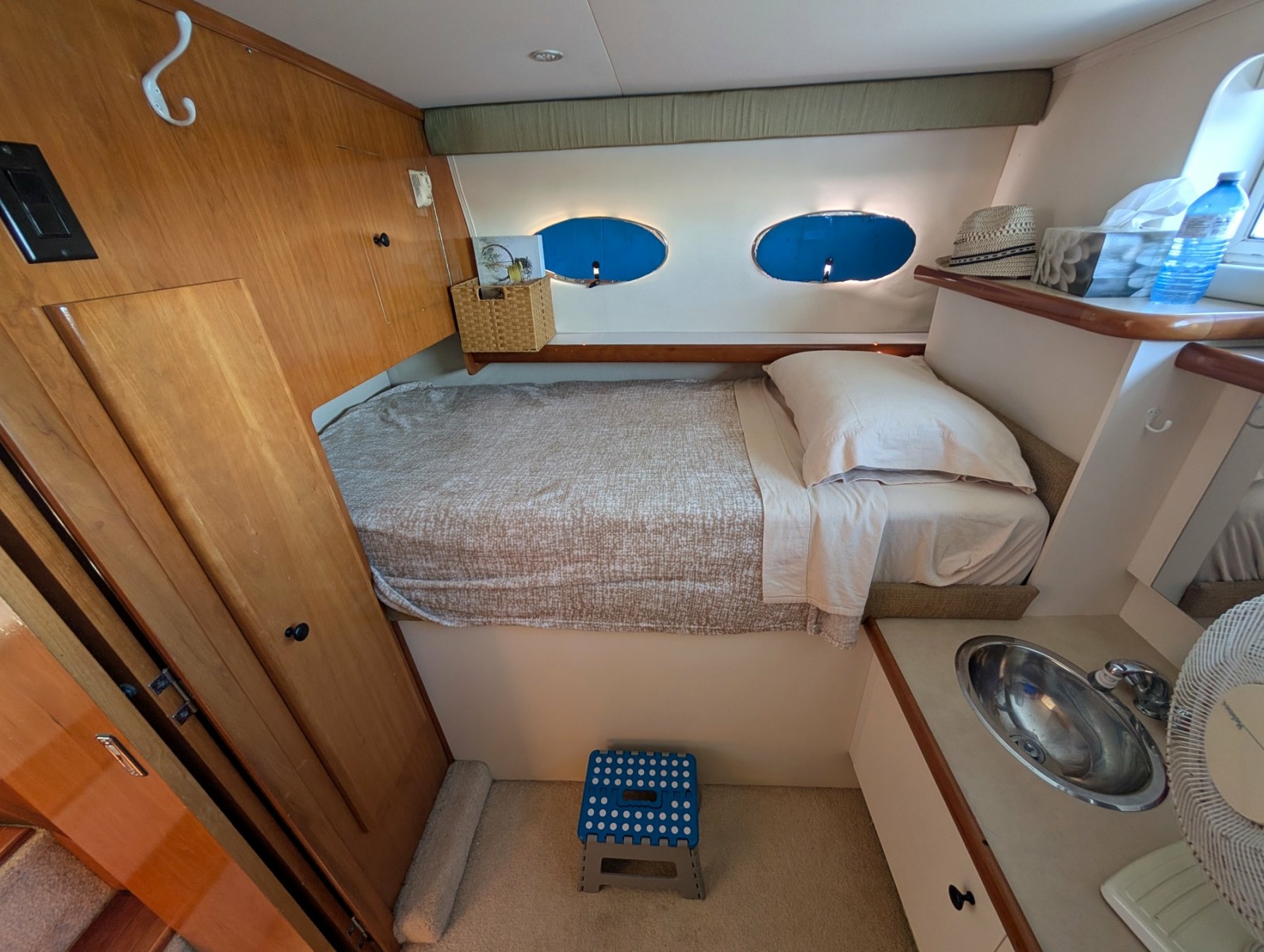 2001 Carver 326 Aft Cabin