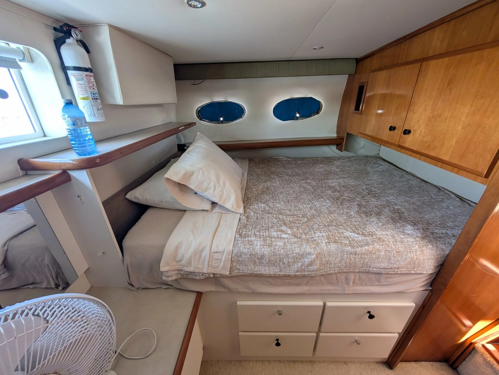 2001 Carver 326 Aft Cabin