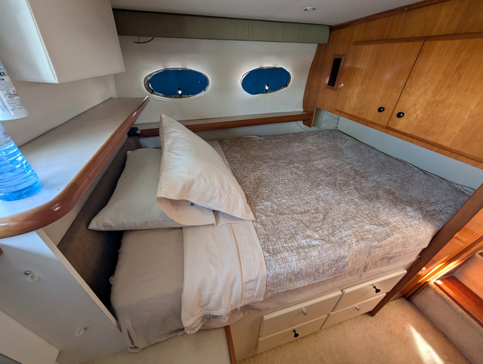 2001 Carver 326 Aft Cabin