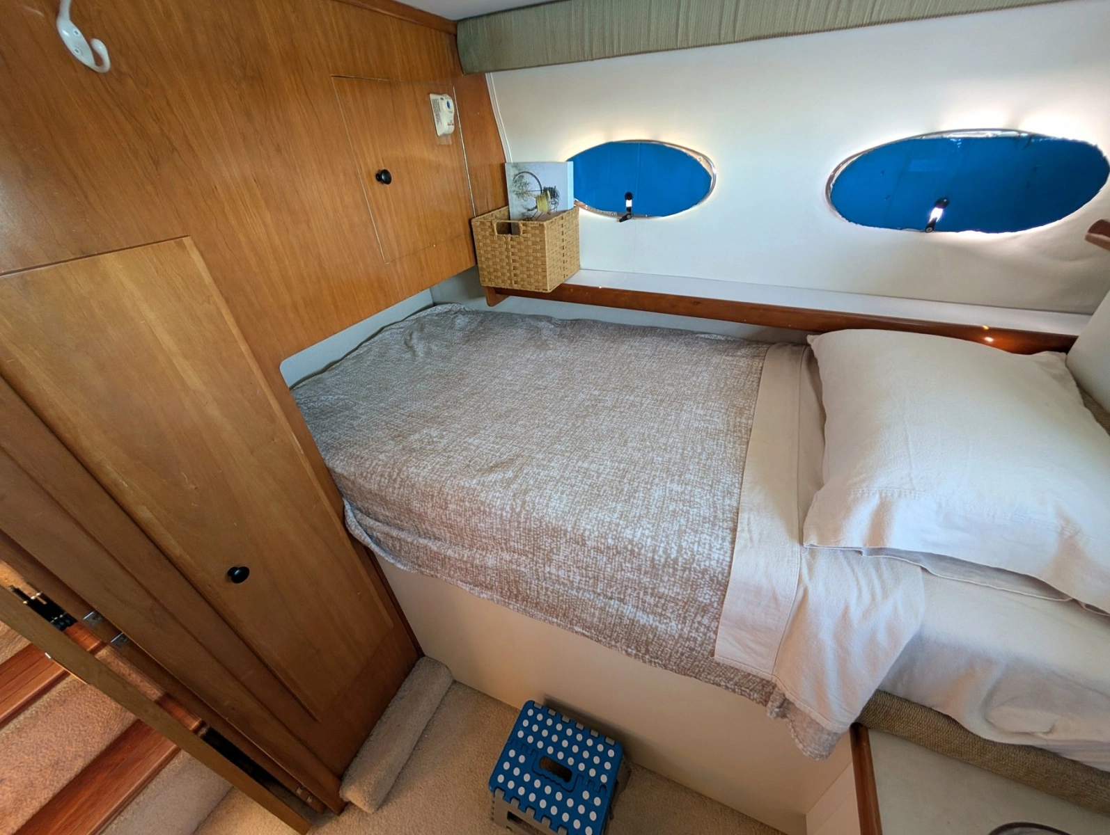 2001 Carver 326 Aft Cabin