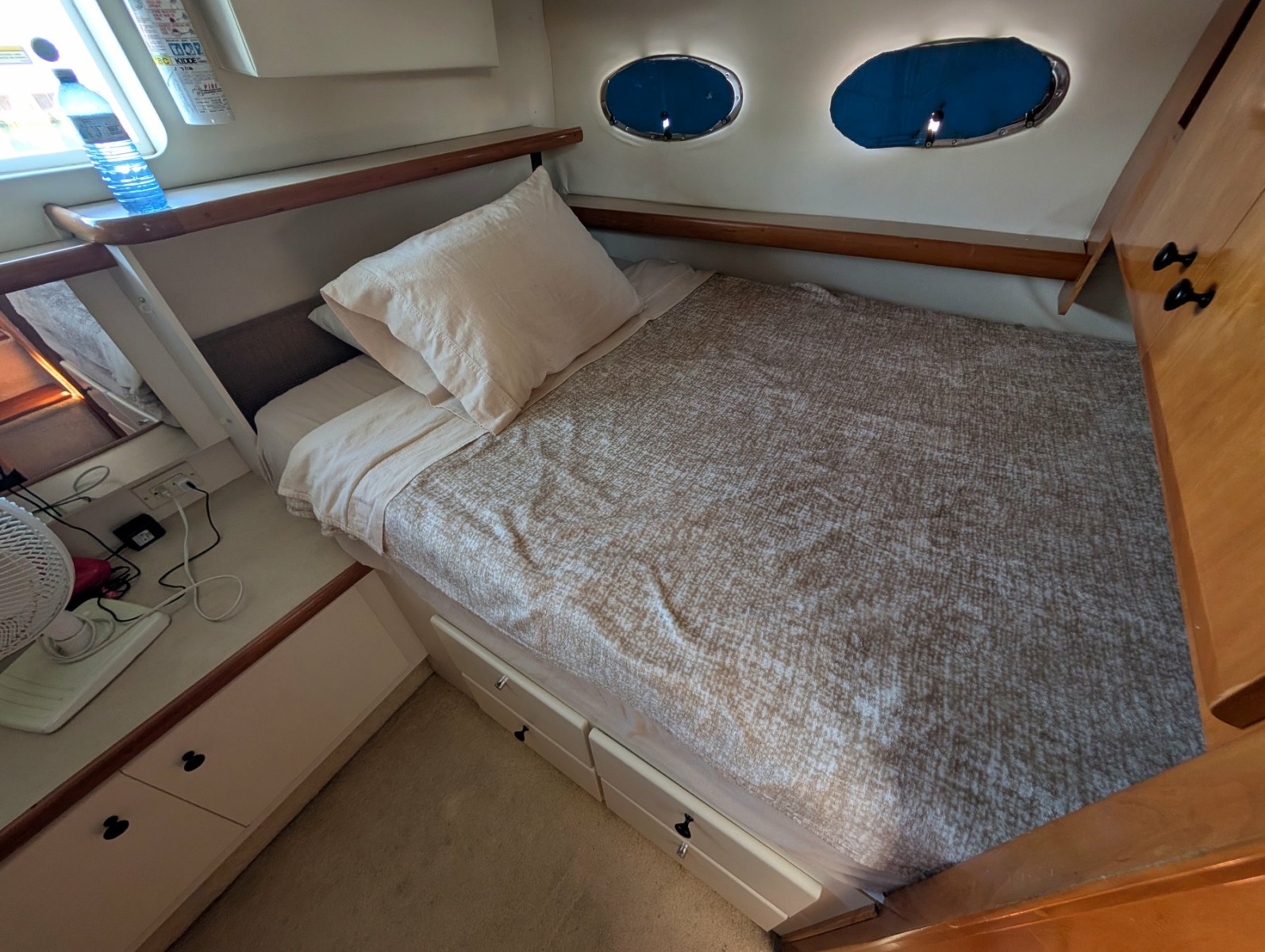 2001 Carver 326 Aft Cabin