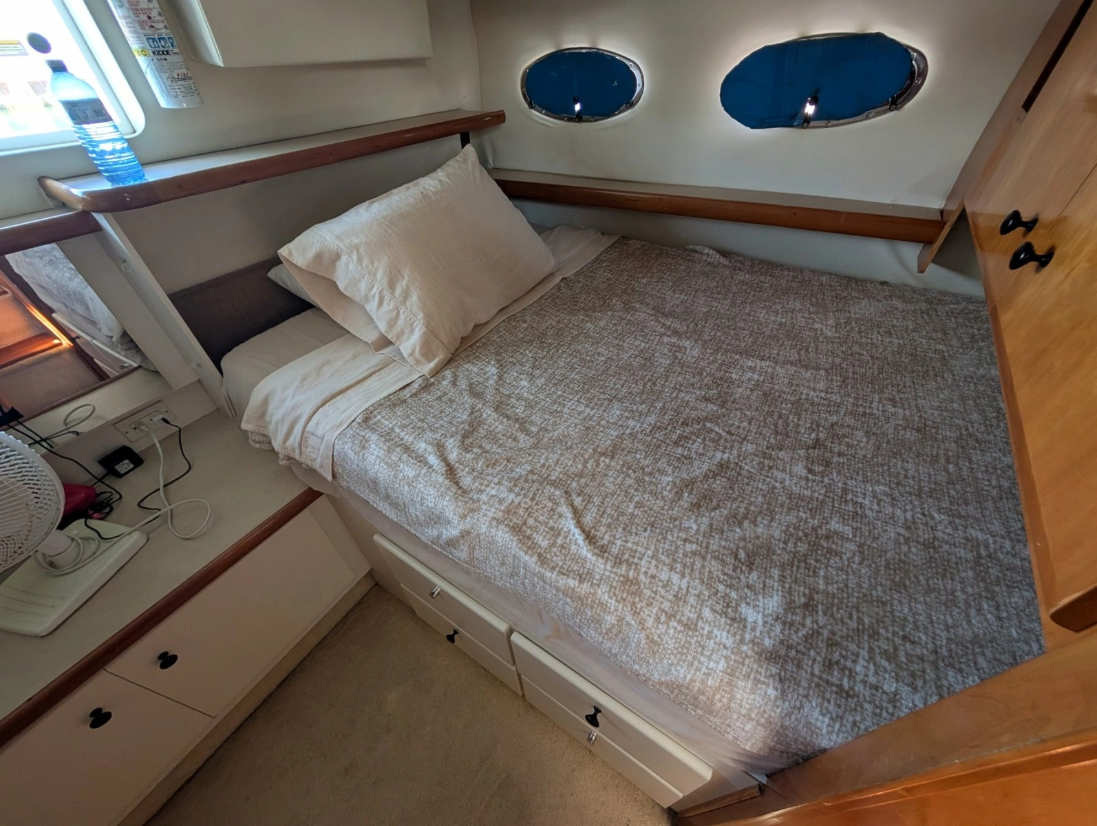 2001 Carver 326 Aft Cabin