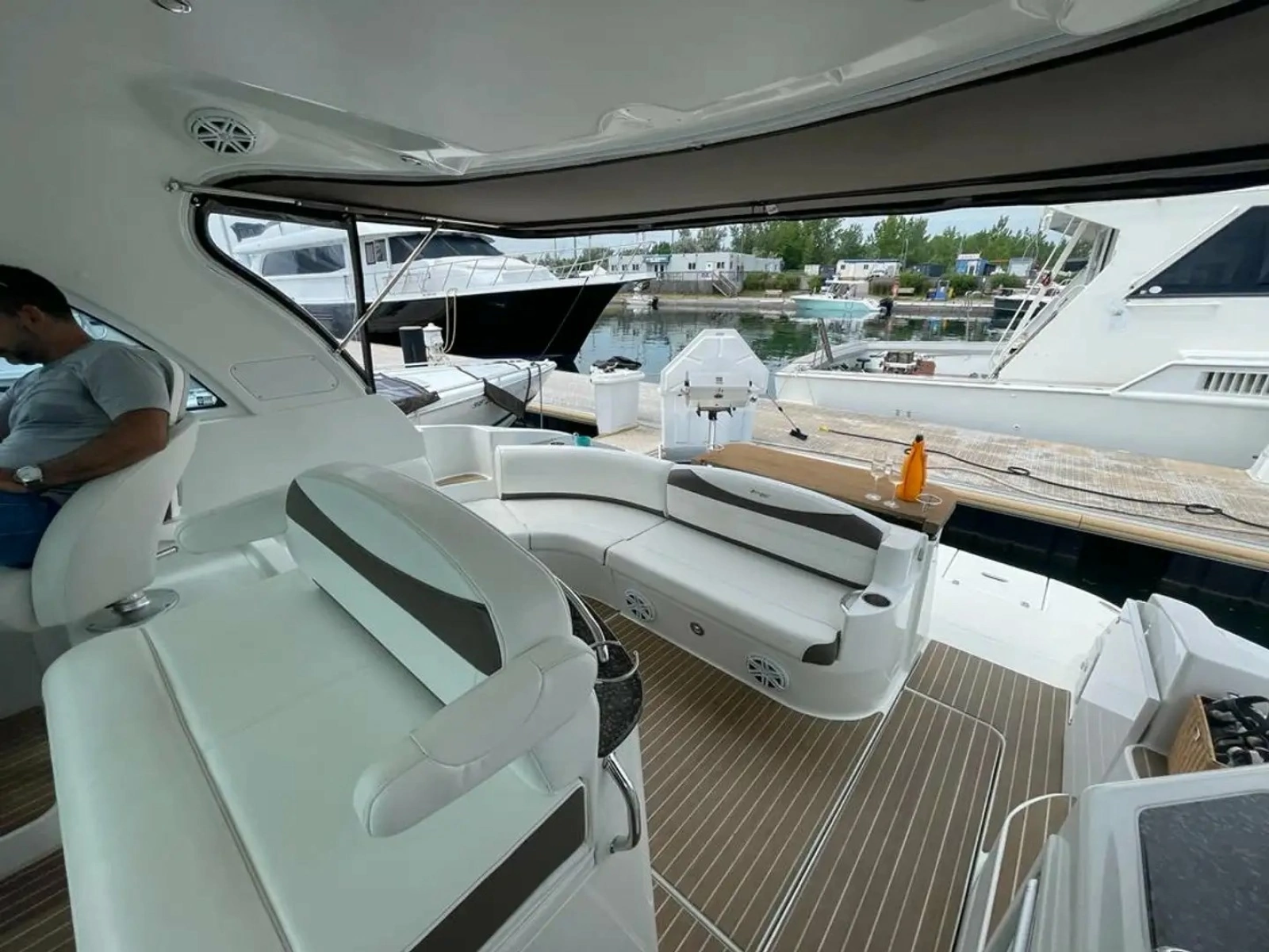 2008 Cruisers Yachts 390 Sport Coupe