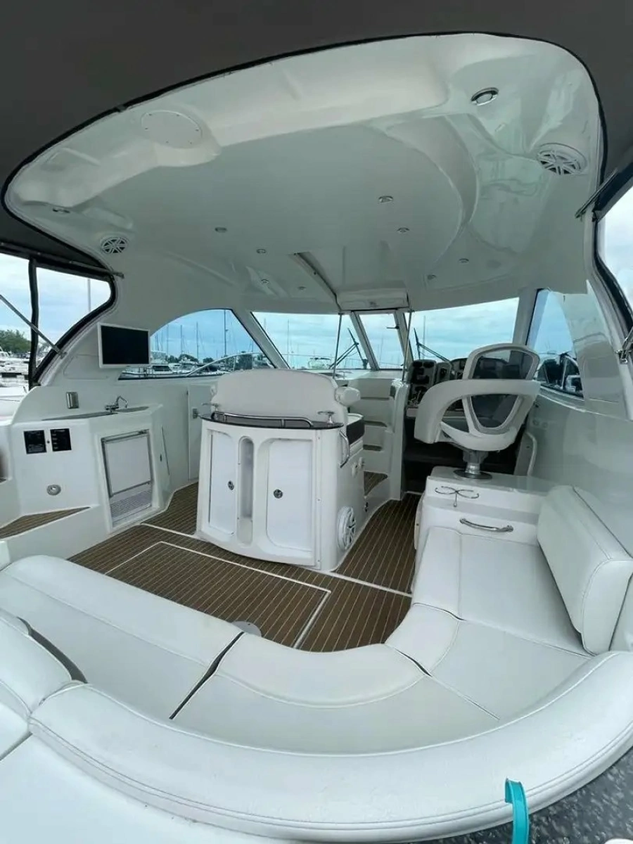 2008 Cruisers Yachts 390 Sport Coupe