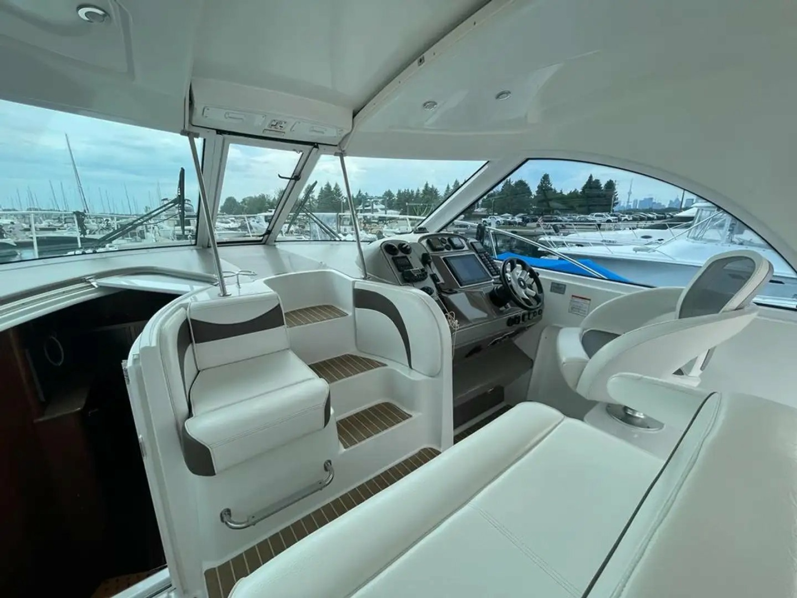 2008 Cruisers Yachts 390 Sport Coupe