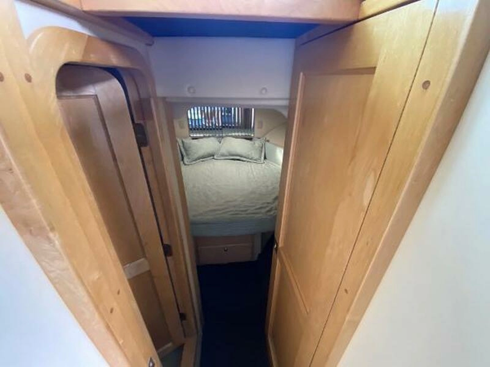 1999 Bluewater 5200