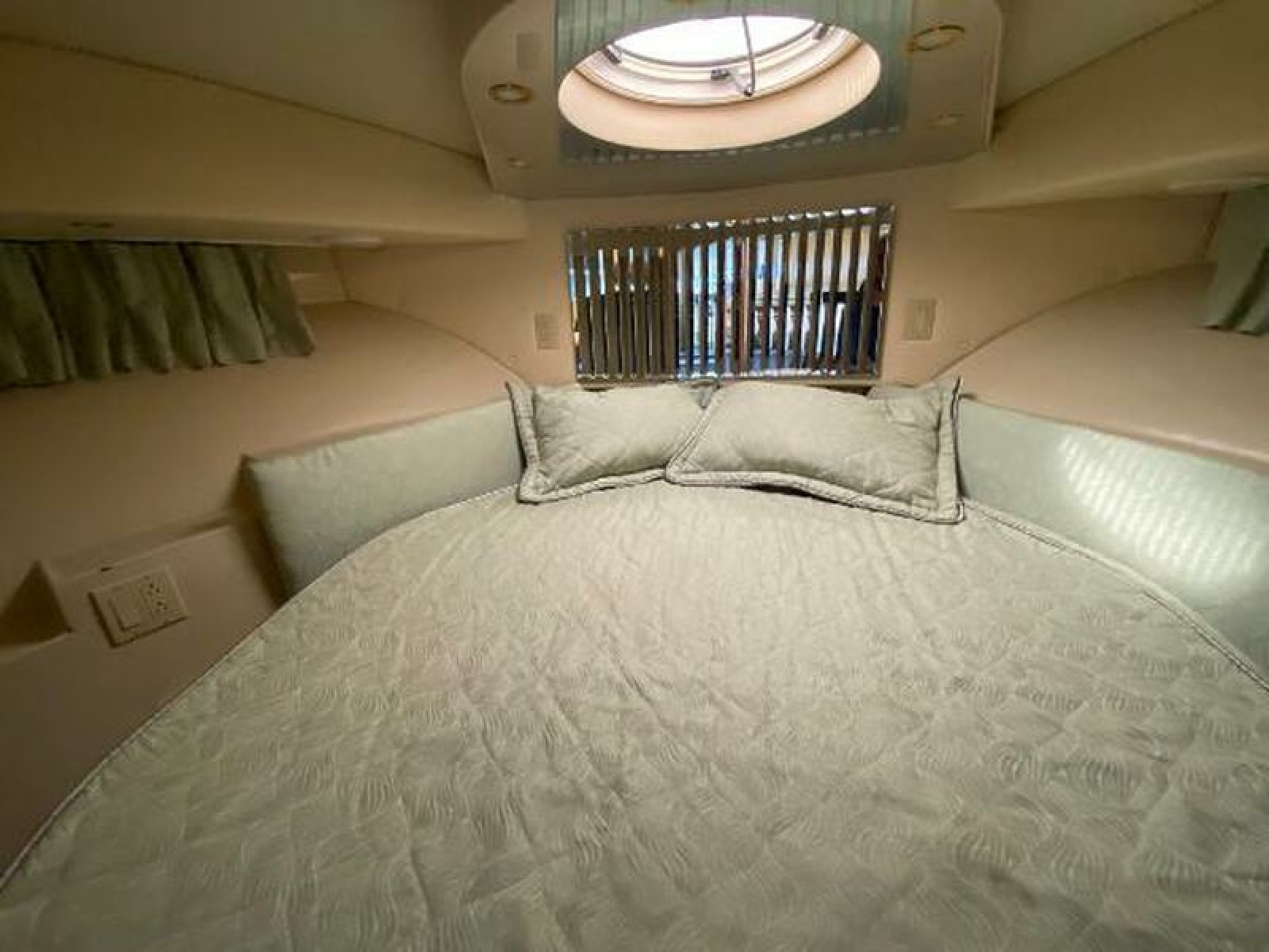 1999 Bluewater 5200