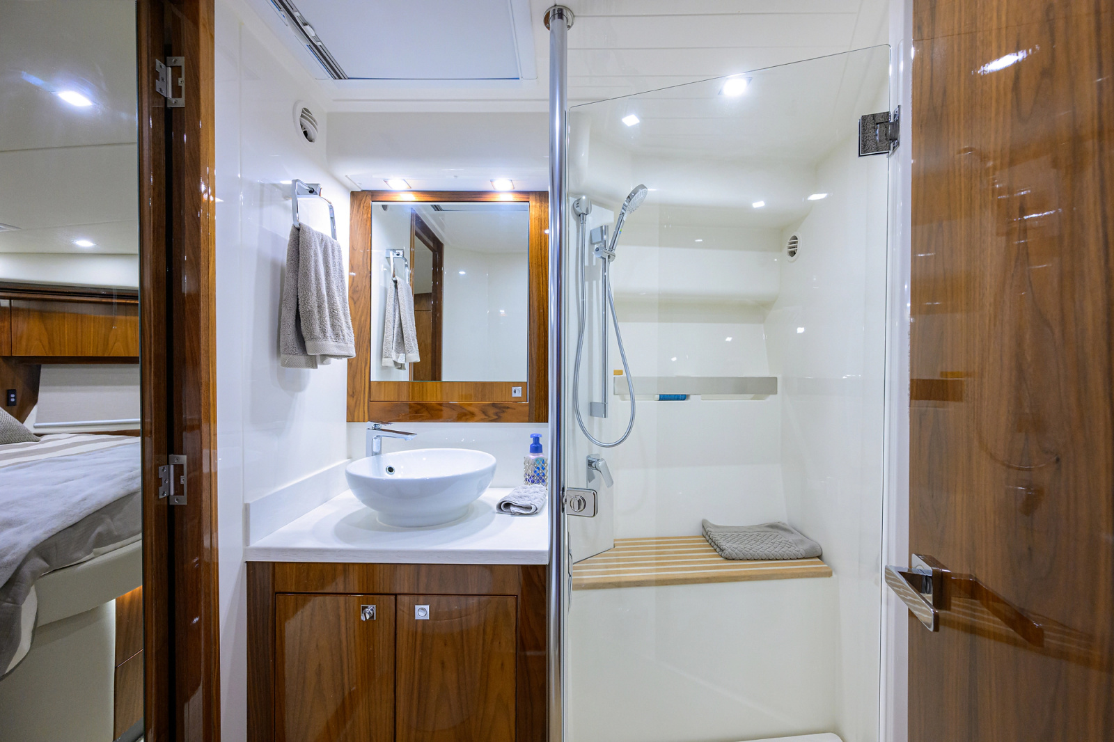 2019 Riviera 5400 Sport Yacht