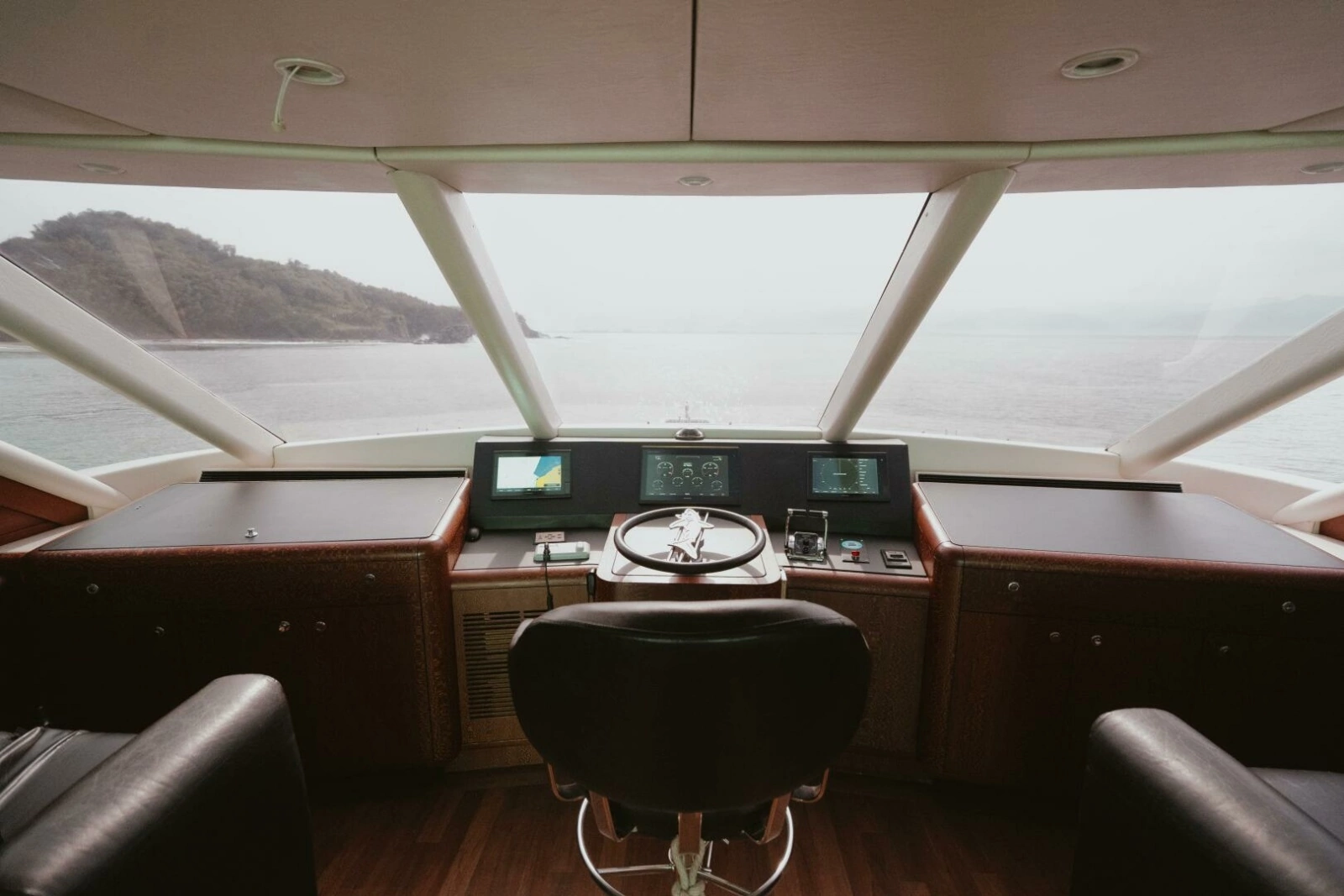 1996 Oceanfast 87 Enclosed Bridge Sportfish photo 4