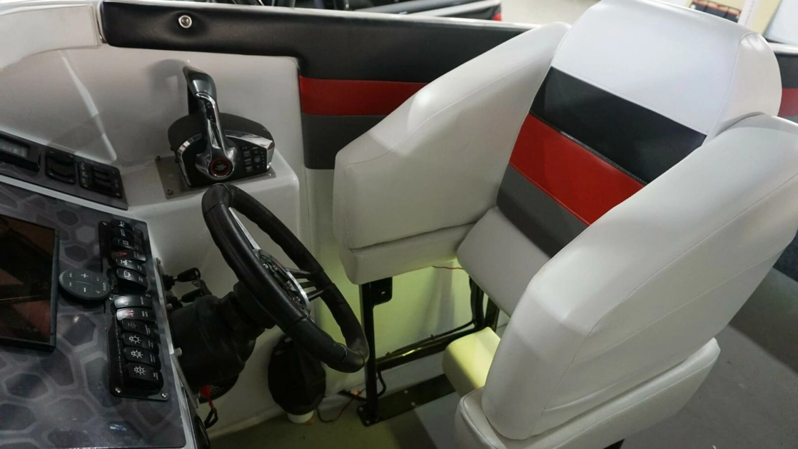 1998 32 Active Thunder 32 CC Ms. Rita Helm Seating (5)