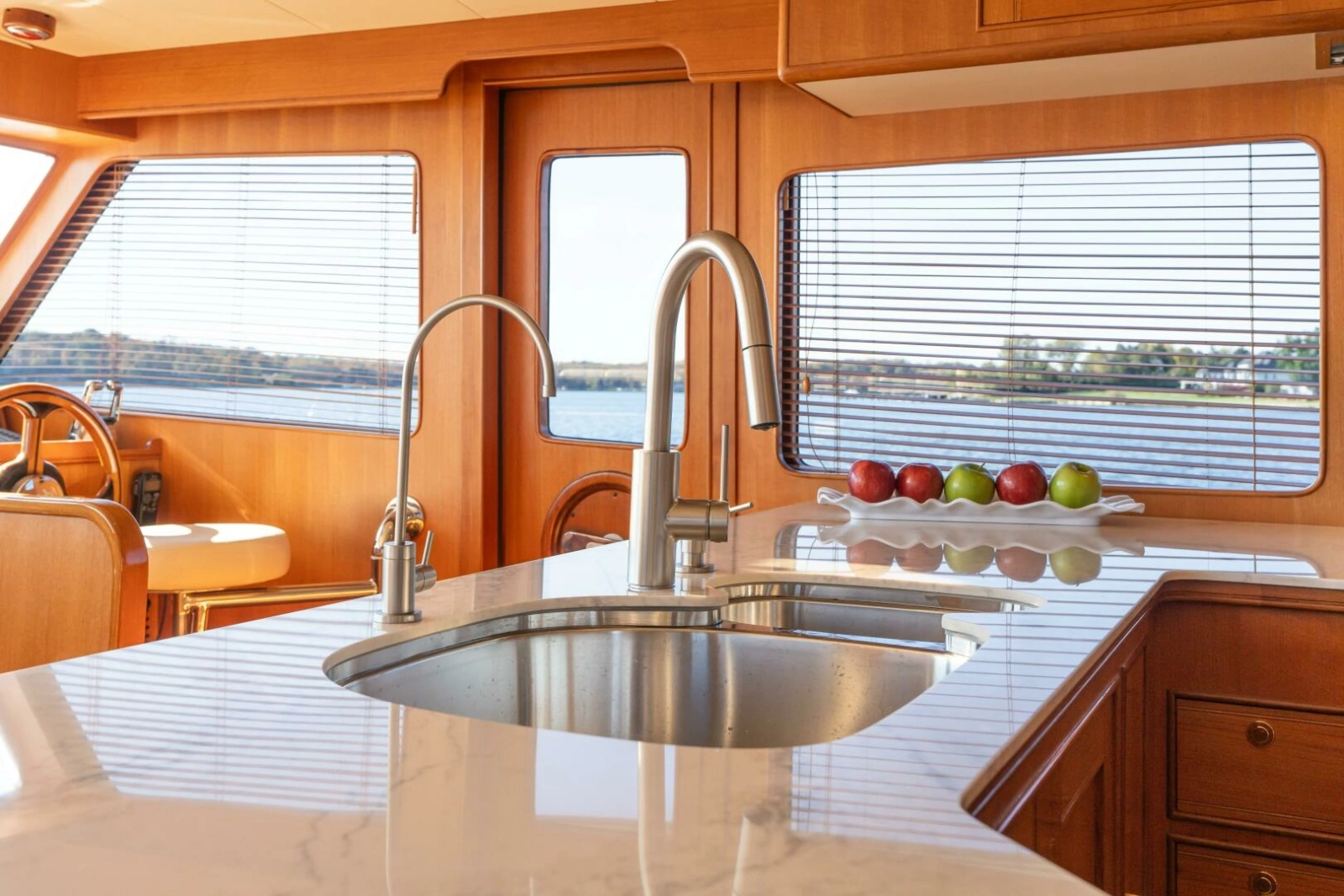 Marlow 72 GRIFFIN - Galley